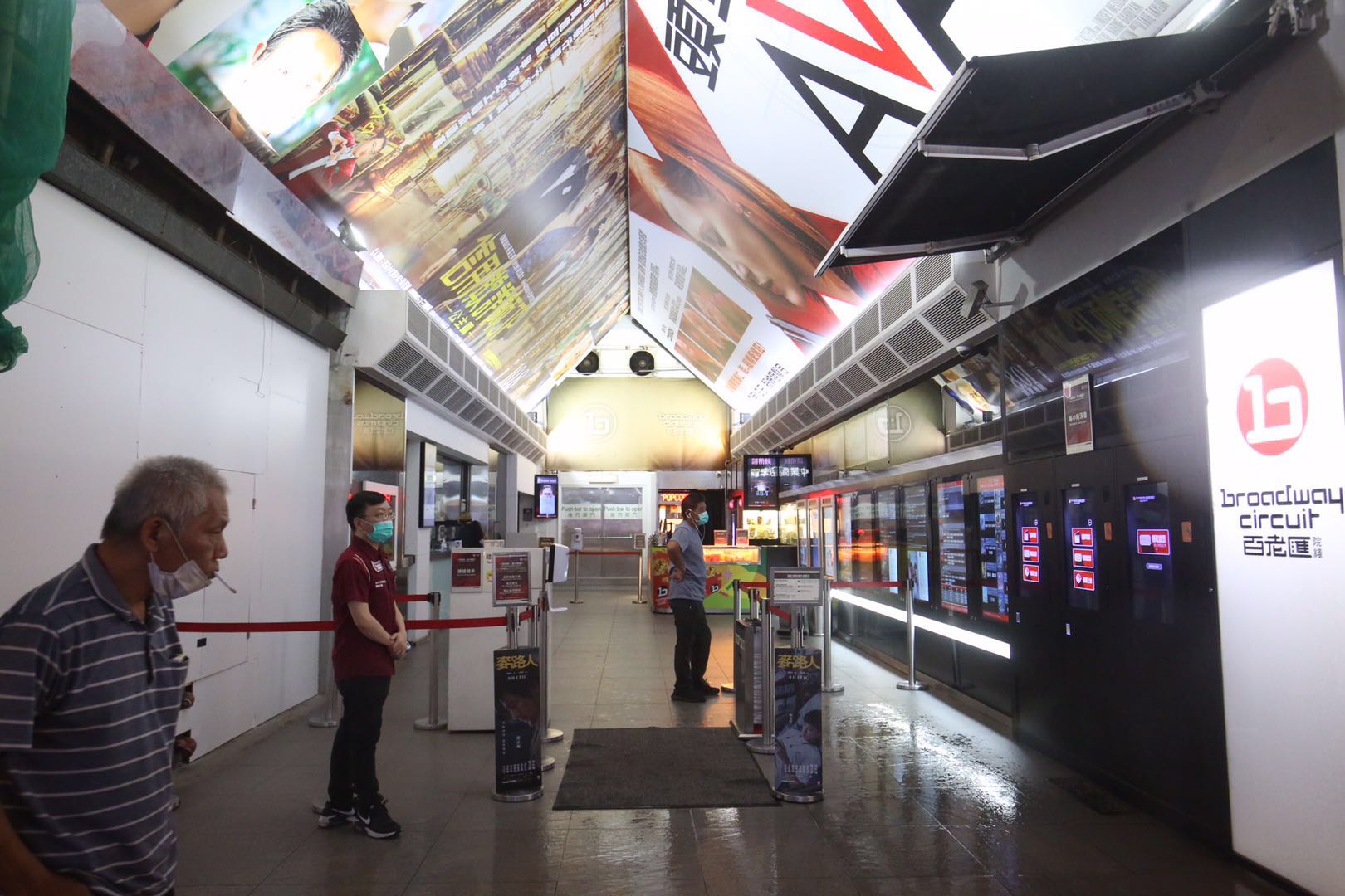 旺角夜晚街道同戲院人流稀疏。（點新聞記者馬丁攝）