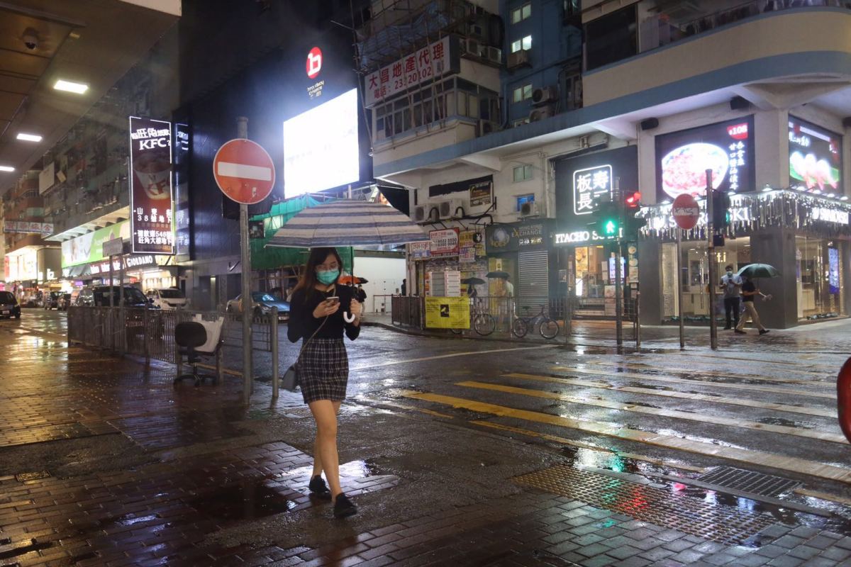 天文台7時40分改發三號強風信號，晚上街道氣氛平靜。（點新聞記者馬丁攝）