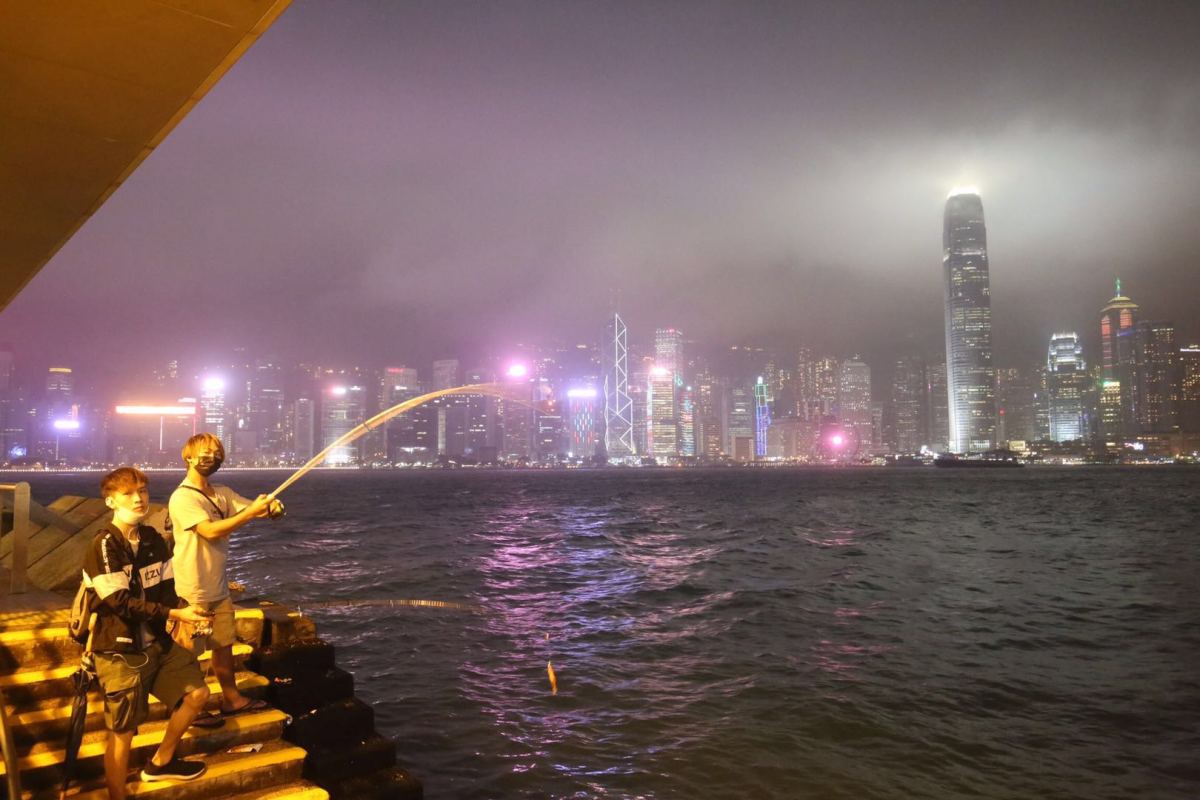 打風期間的尖沙咀碼頭，有市民在岸邊釣魚。（點新聞記者馬丁攝）