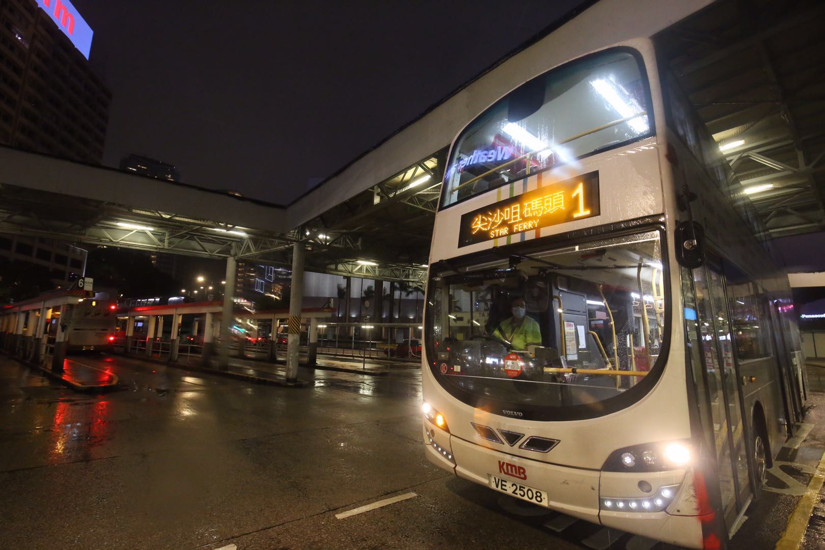 九巴及龍運巴士傍晚6時半起，各路線陸續恢復有限度服務。（點新聞記者馬丁攝）