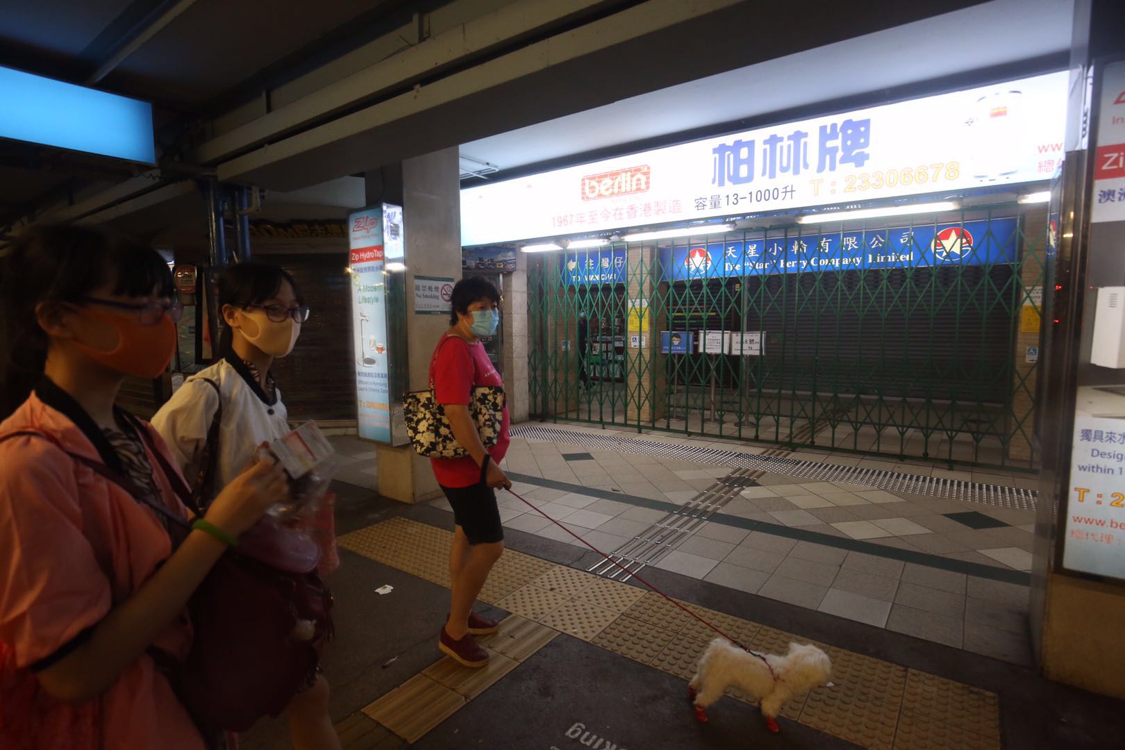 打風期間的尖沙咀碼頭，天星小輪服務暫停。（點新聞記者馬丁攝）