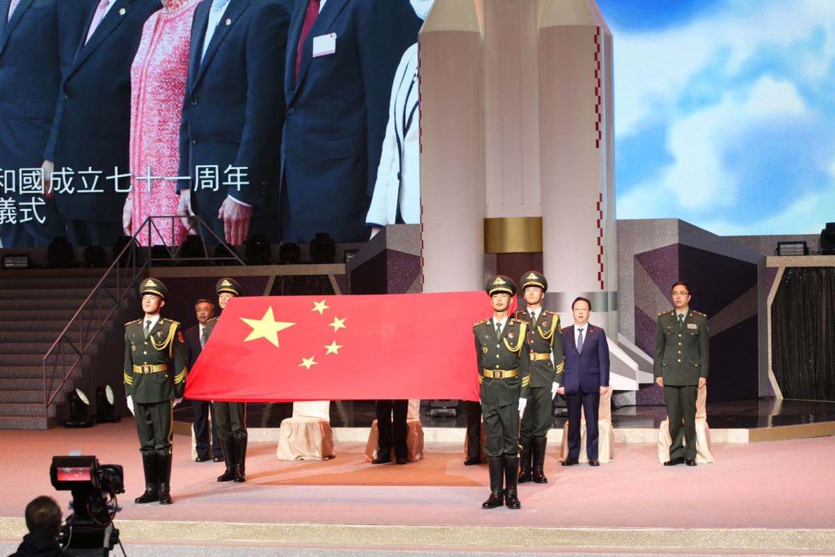 解放軍旗手護衛國旗步出，晚會拉開序幕。（點新聞記者攝）