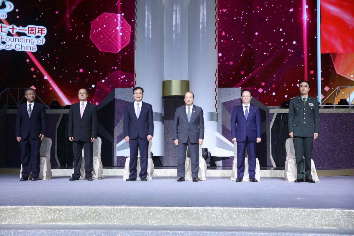 香港特別行政區署理行政長官張建宗、中聯辦副主任陳冬、中聯辦副主任譚鐵牛、外交部駐港特派員公署副特派員楊義瑞、解放軍駐港部隊副司令員鄭國躍、籌委會秘書長蔡冠深等嘉賓出席晚會。（點新聞記者攝）