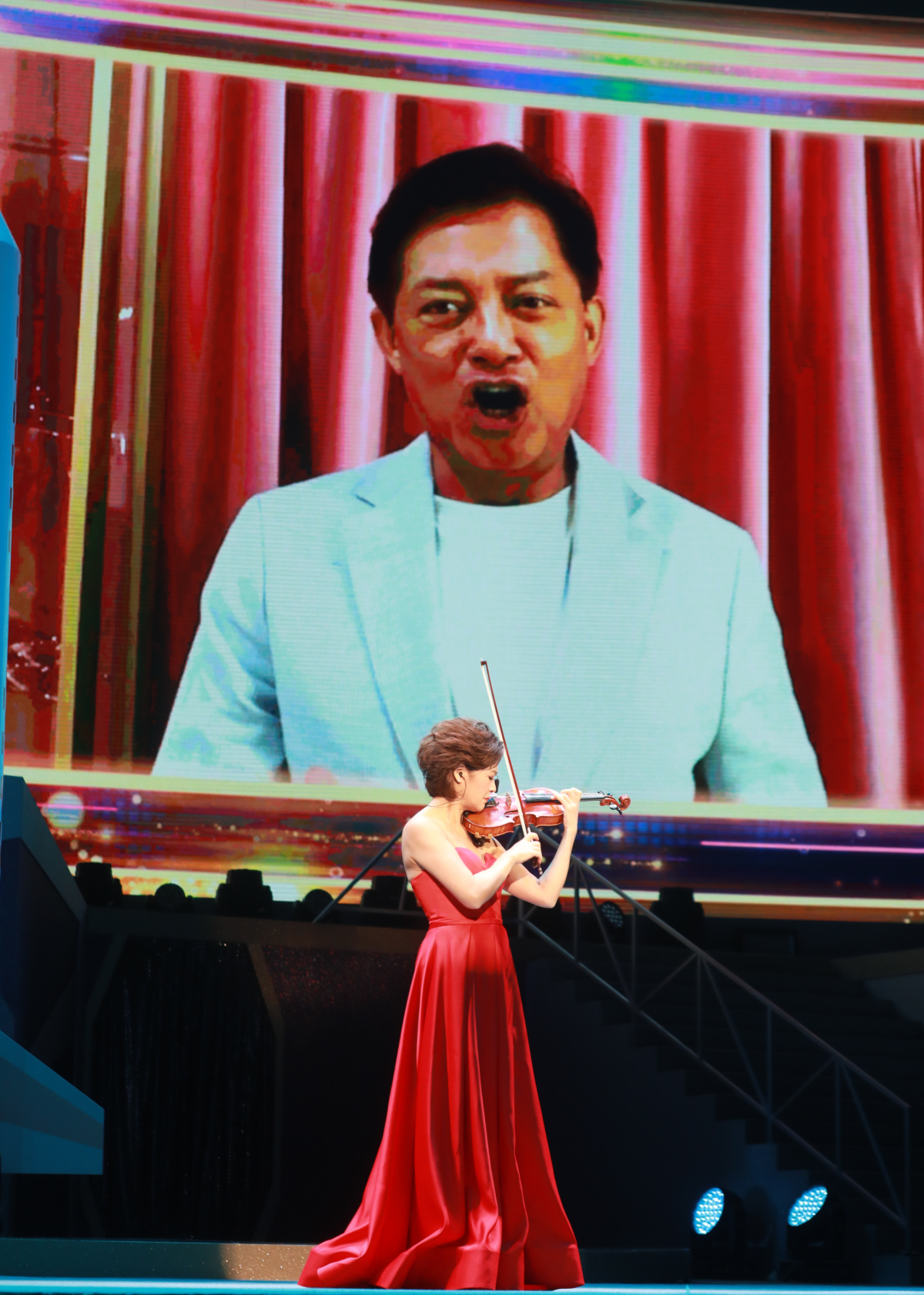 中國著名小提琴演奏家姚珏，以及國際知名男高音歌唱家莫華倫隔空合作，帶來精彩演出。（點新聞記者攝）