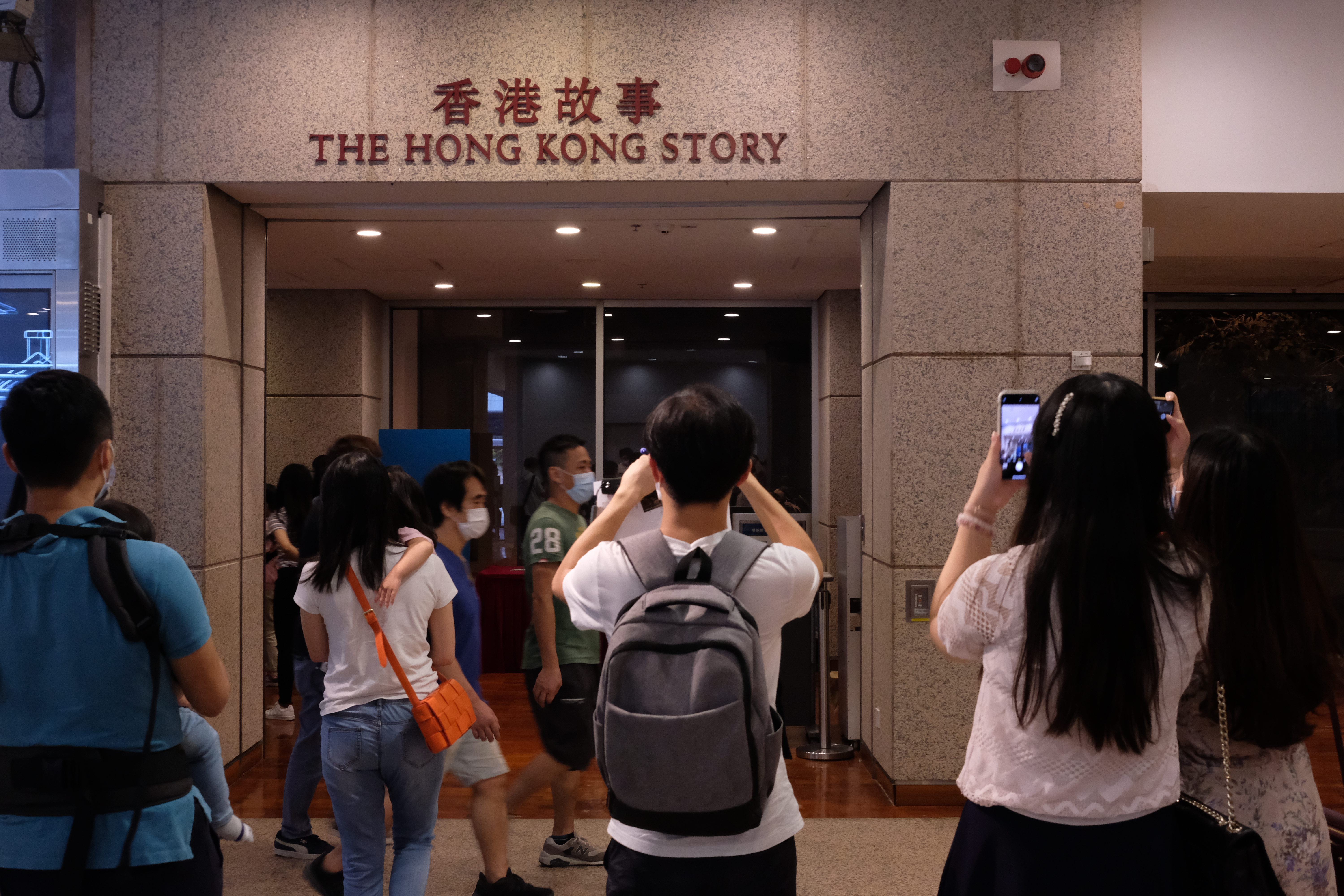 香港故事館下周一（19日）起閉館2年重建，今日（17日）不少市民前来观展。（點新聞記者 麥鈞傑攝）