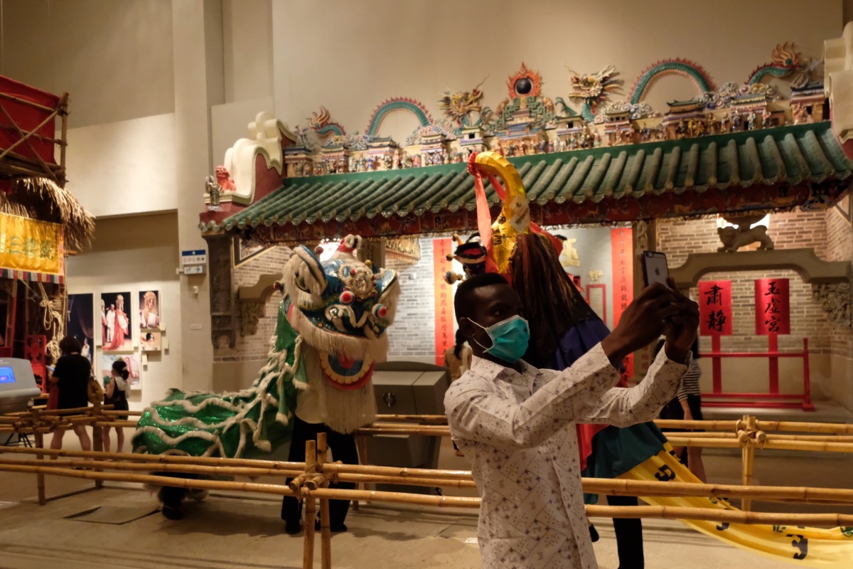 外国友人亦赶在闭馆前「打卡」。（點新聞記者 麥鈞傑攝）