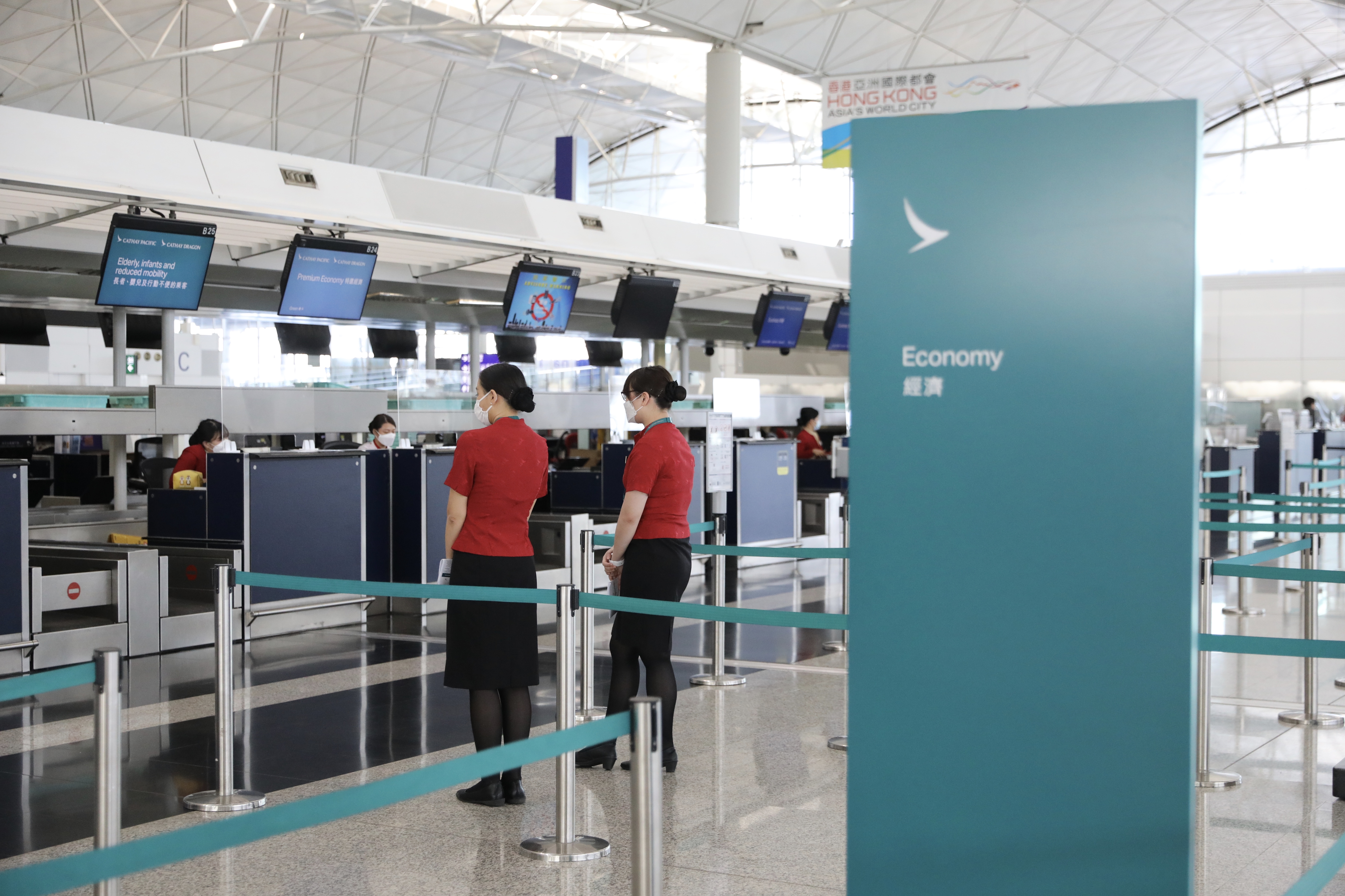 國泰航空今日（21日）宣布重組，裁員5900人，其中5300名為駐港員工，國泰港龍航空會即時停止營運。記者前往機場，見到國泰櫃位現時只有極少數旅客，偶爾可見到少量機場工作人員，有約9成5的櫃位被關閉，商戶和餐廳亦只有少數幾家營業。原本喧鬧的機場變得異常安靜。（點新聞記者攝）