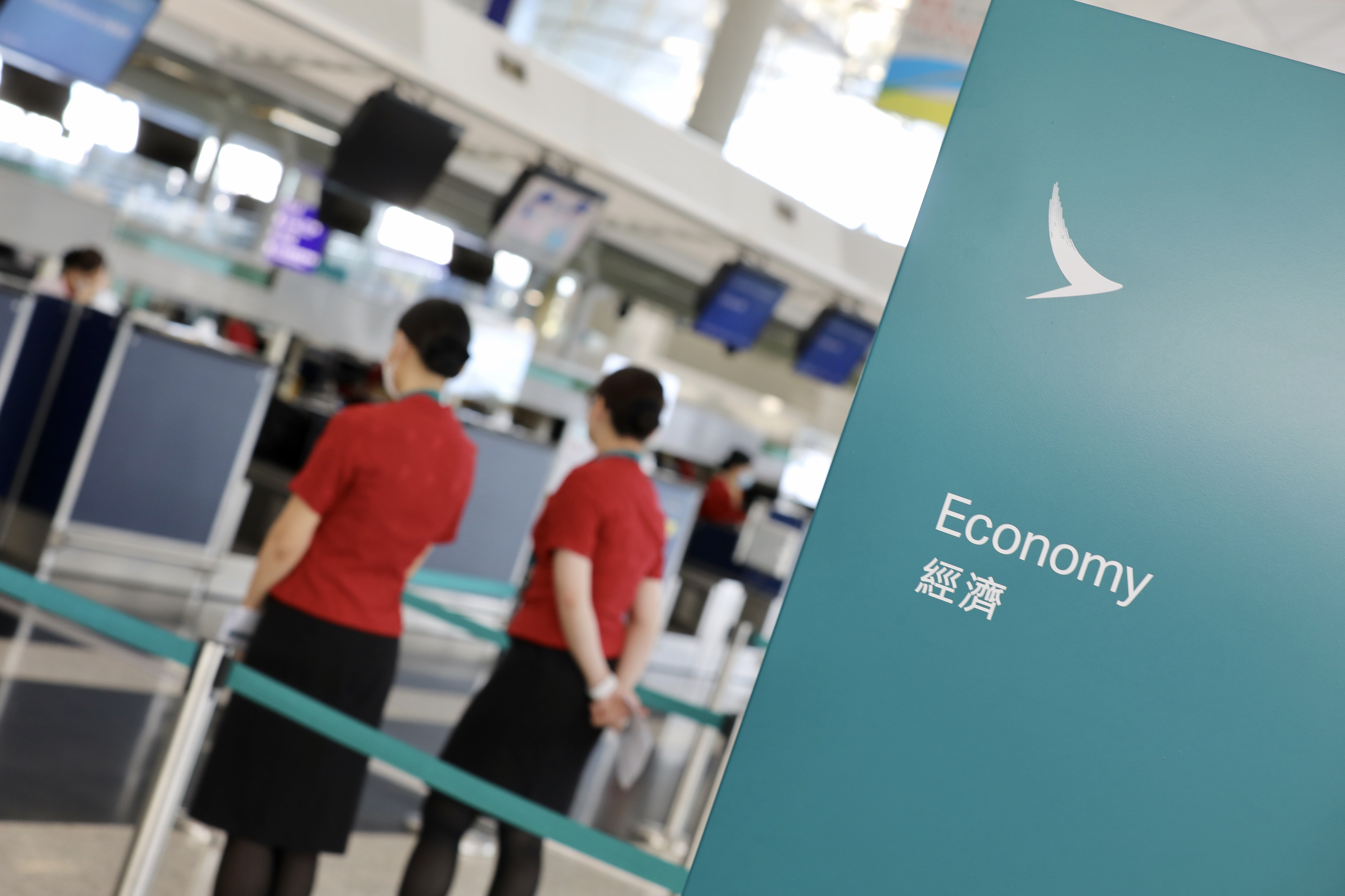 國泰櫃位有部分開放，不過只有少量地勤人員當值，十分冷清。