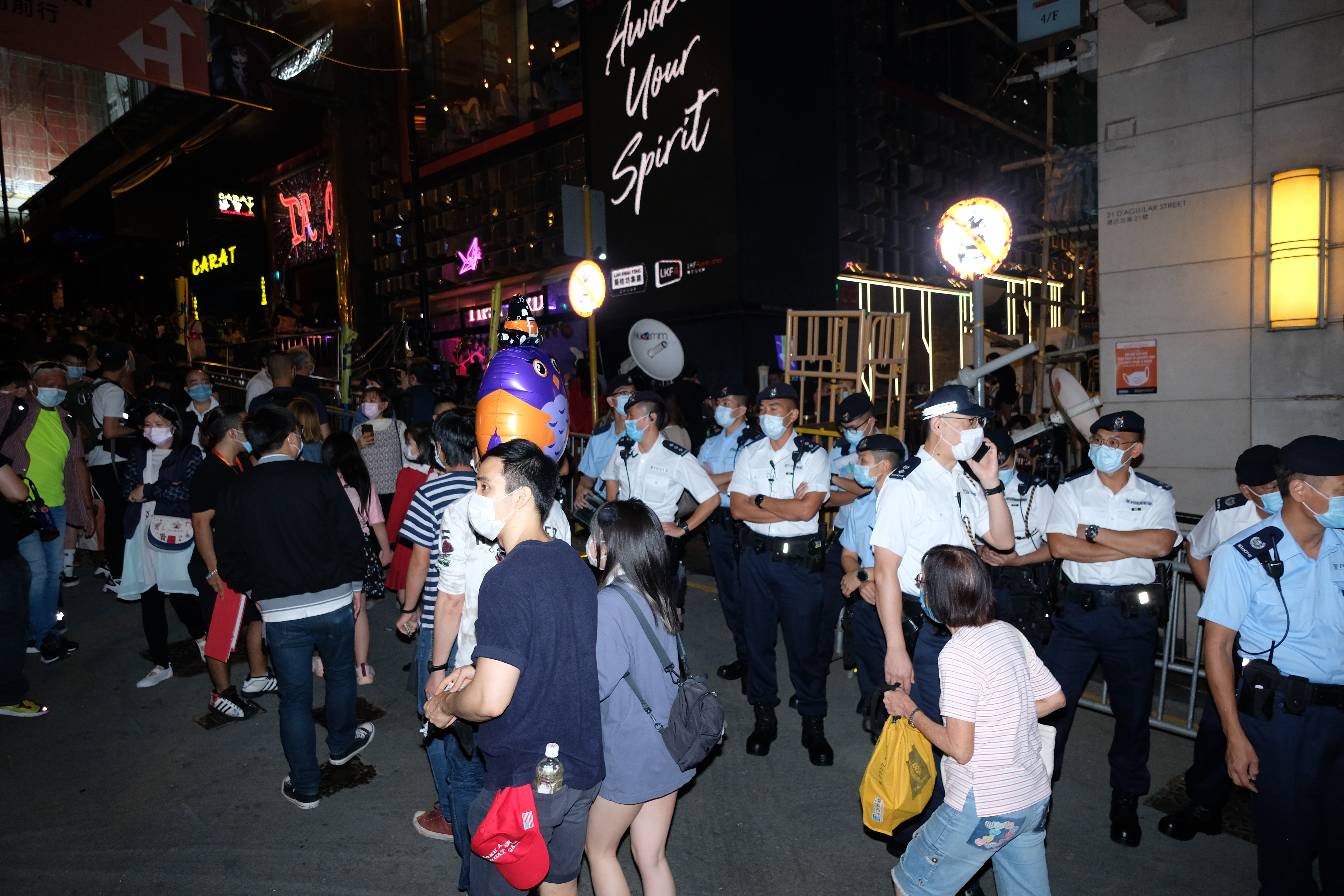 蘭桂坊現場有大批警力，亦準備鐵欄用以管理人群。（點新聞記者 麥鈞傑攝）