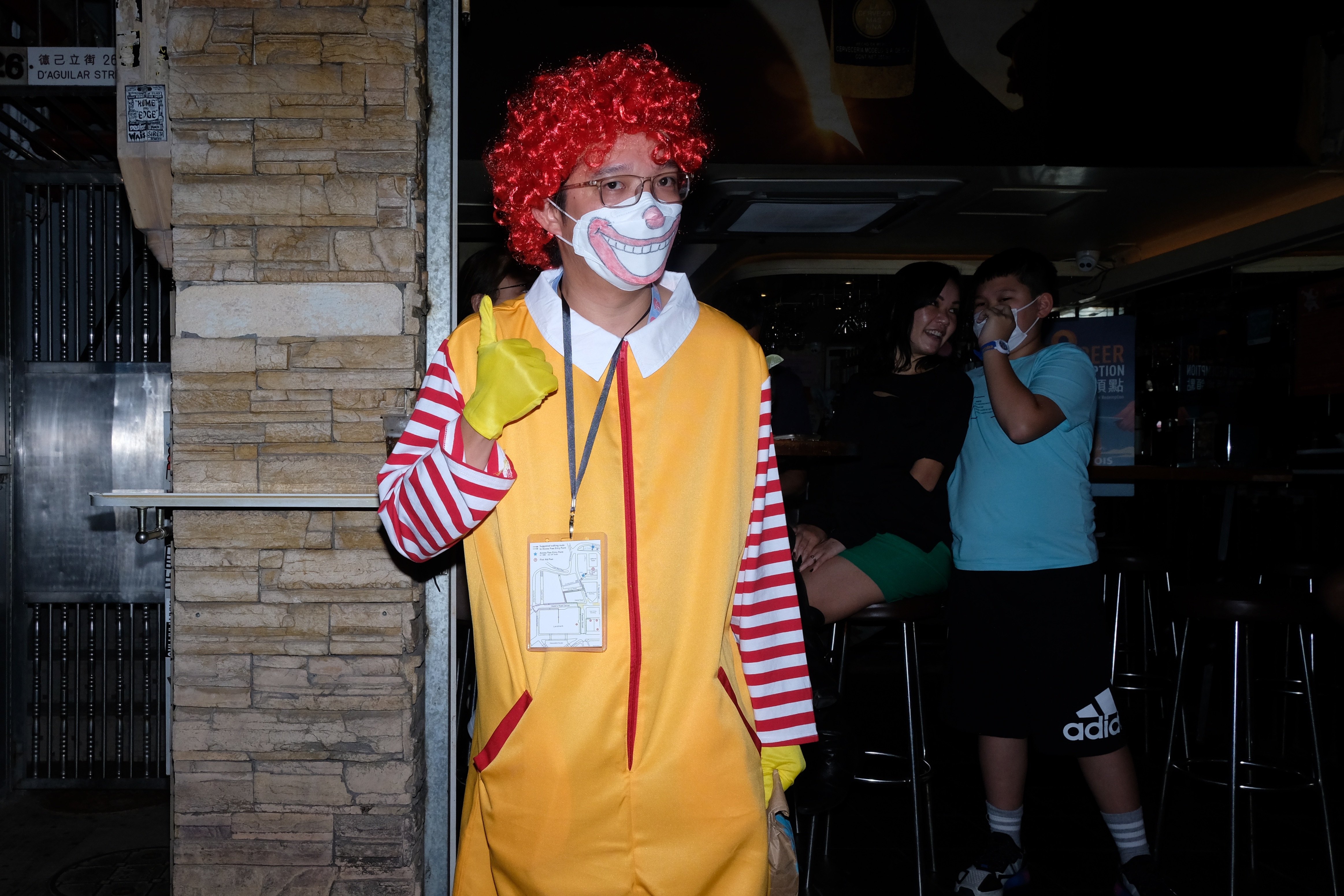 疫情期間市民要佩戴口罩，「麥當勞叔叔」都不例外。（點新聞記者 麥鈞傑攝）