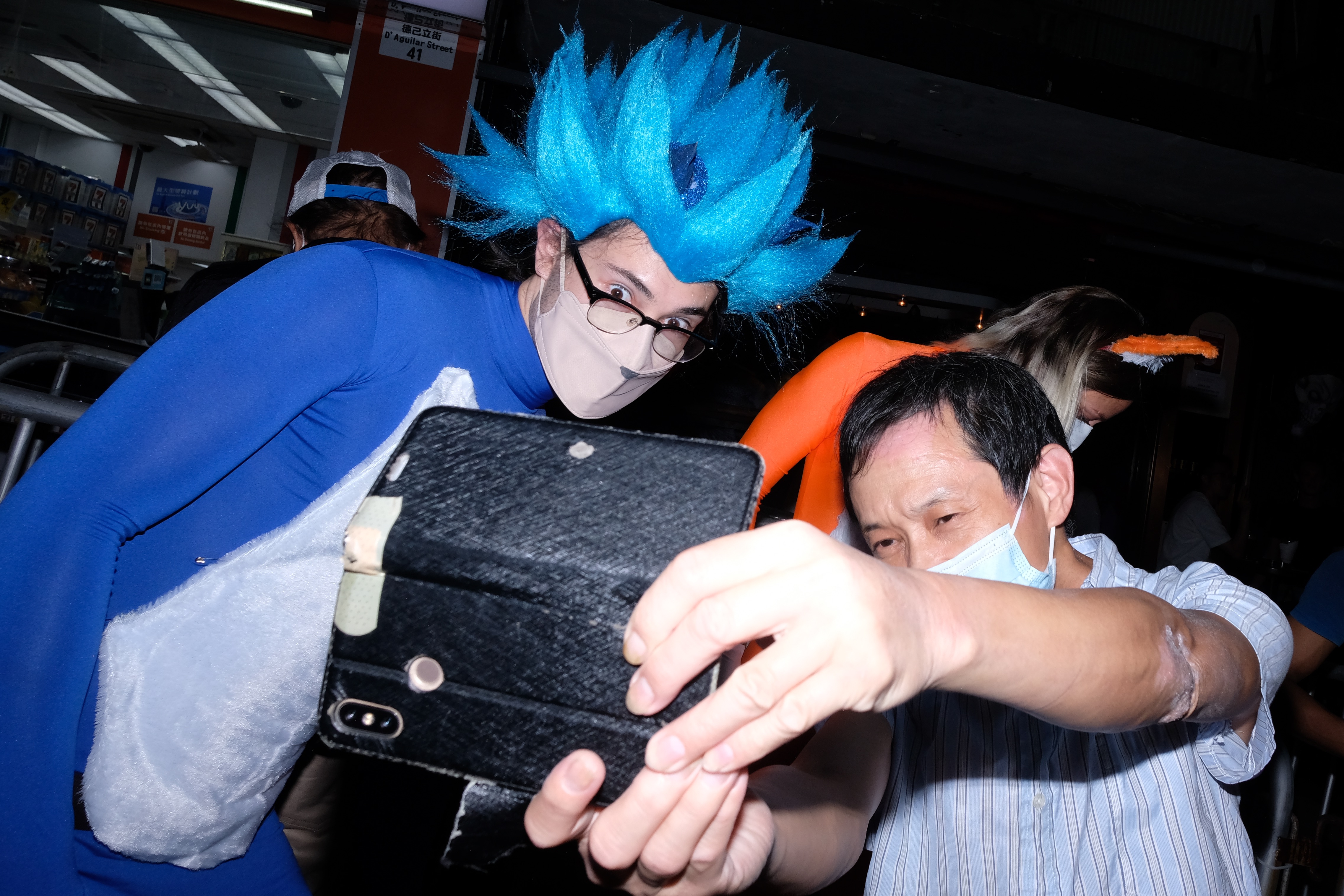 市民同「超級賽亞人」合影。（點新聞記者 麥鈞傑攝）