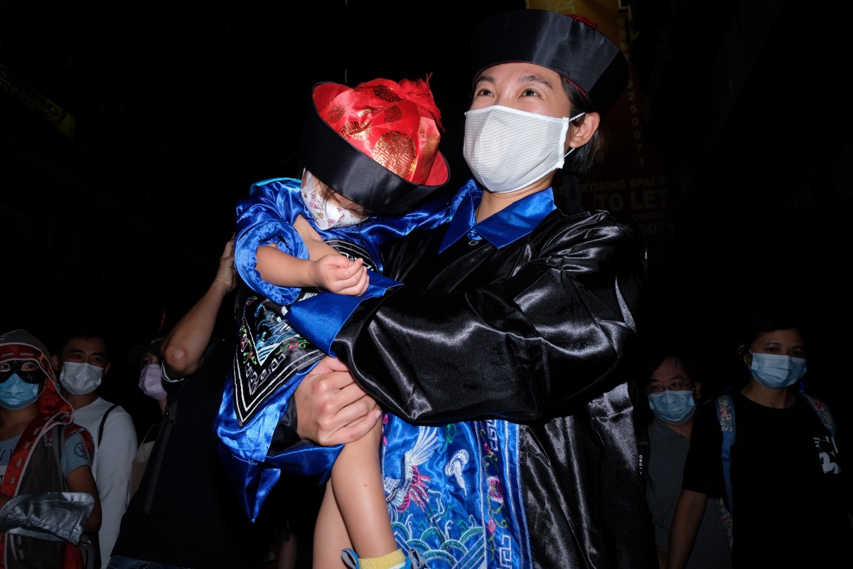 有家長帶同小朋友齊齊換上萬聖節服裝。（點新聞記者 麥鈞傑攝）