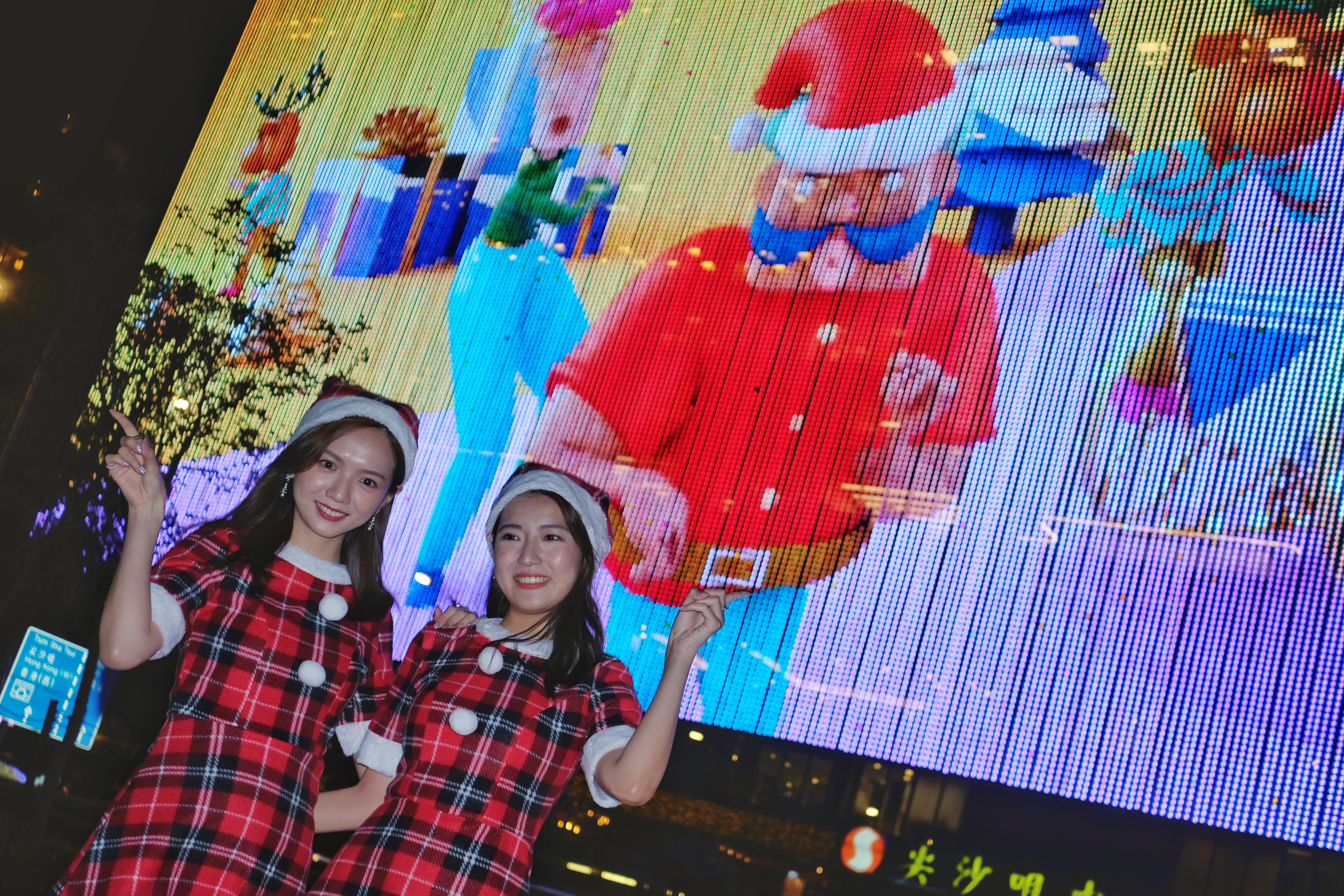 下個月就到聖誕節，尖東聖誕燈飾今晚(5日)亮起，由8.2萬顆變色LED圓點燈組成的多媒體幕牆燈飾會化身為維港最大的跳舞機。「閃爍尖東耀香江」活動已踏入第38年，活動特別以「樂享．同賞」為主題，希望透過尖東璀璨燈飾及商戶的各項優惠，加上維港兩岸景致、尖東海濱及區內舒適愜意的空間，讓普羅大眾均可於尖東體驗節日氣氛。（點新聞記者麥鈞傑攝）