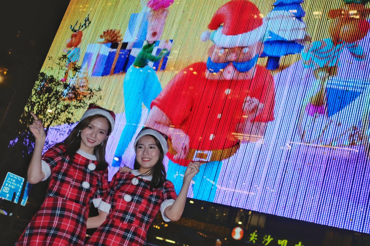 下個月就到聖誕節，尖東聖誕燈飾今晚(5日)亮起，由8.2萬顆變色LED圓點燈組成的多媒體幕牆燈飾會化身為維港最大的跳舞機。「閃爍尖東耀香江」活動已踏入第38年，活動特別以「樂享．同賞」為主題，希望透過尖東璀璨燈飾及商戶的各項優惠，加上維港兩岸景致、尖東海濱及區內舒適愜意的空間，讓普羅大眾均可於尖東體驗節日氣氛。（點新聞記者麥鈞傑攝）