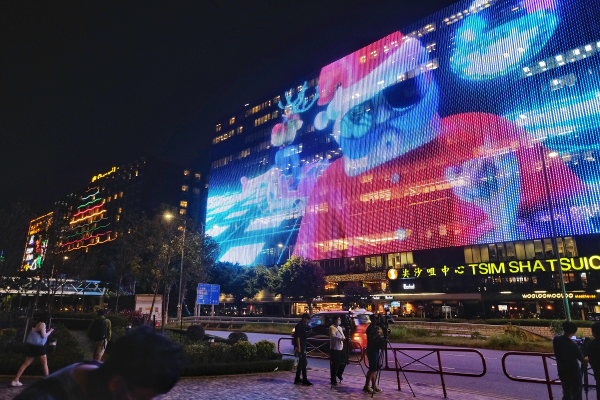 「閃爍尖東耀香江」活動已踏入第38年，繽紛悅目的聖誕燈飾照亮維港。（點新聞記者麥鈞傑攝）