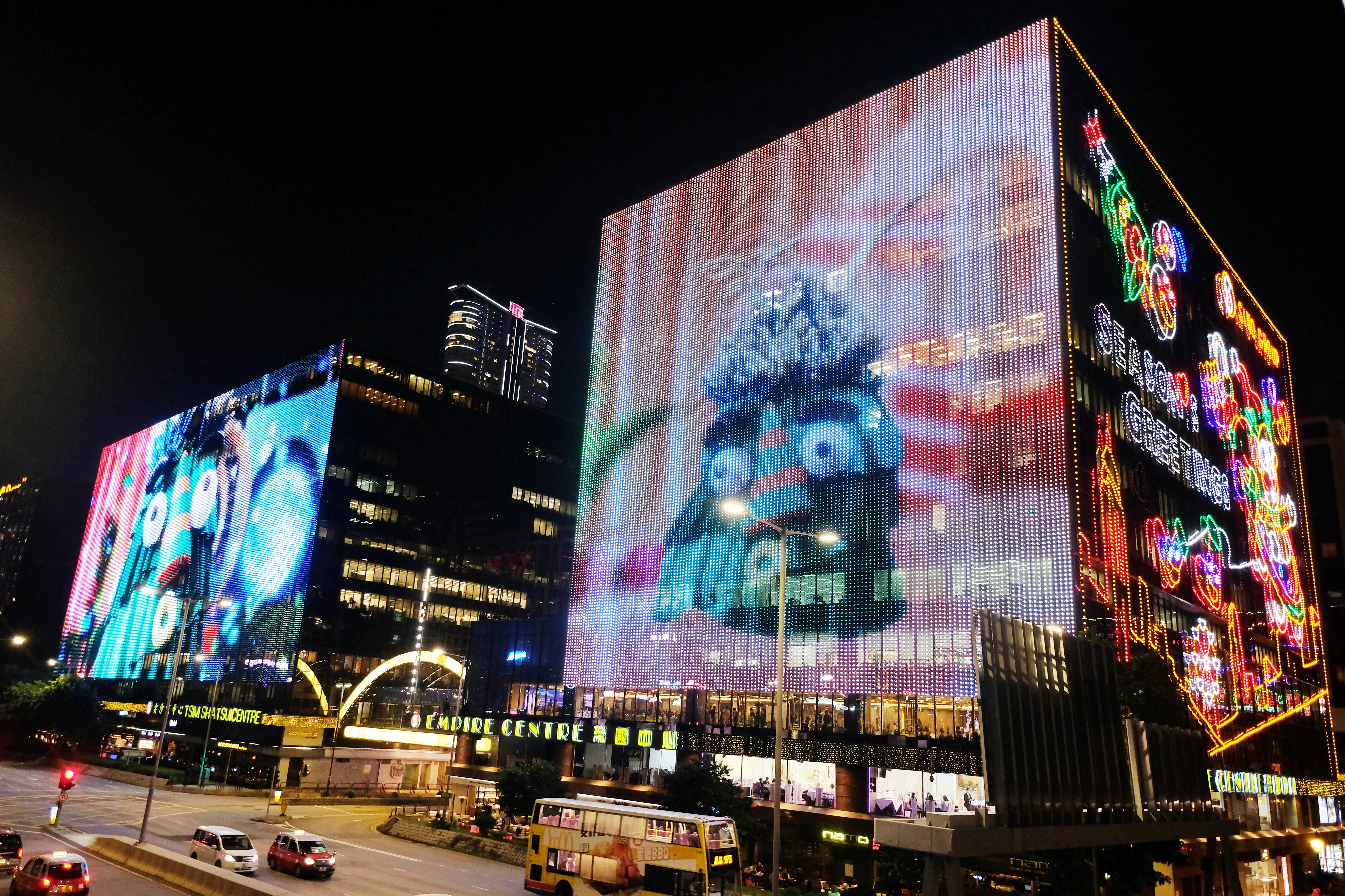 今年尖東聖誕燈飾由8.2萬顆變色LED圓點燈組成的多媒體幕牆燈飾會化身為維港最大的跳舞機，以快樂動感的節拍躍動畫面帶動兩岸市民，全城互動狂歡。（點新聞記者麥鈞傑攝）