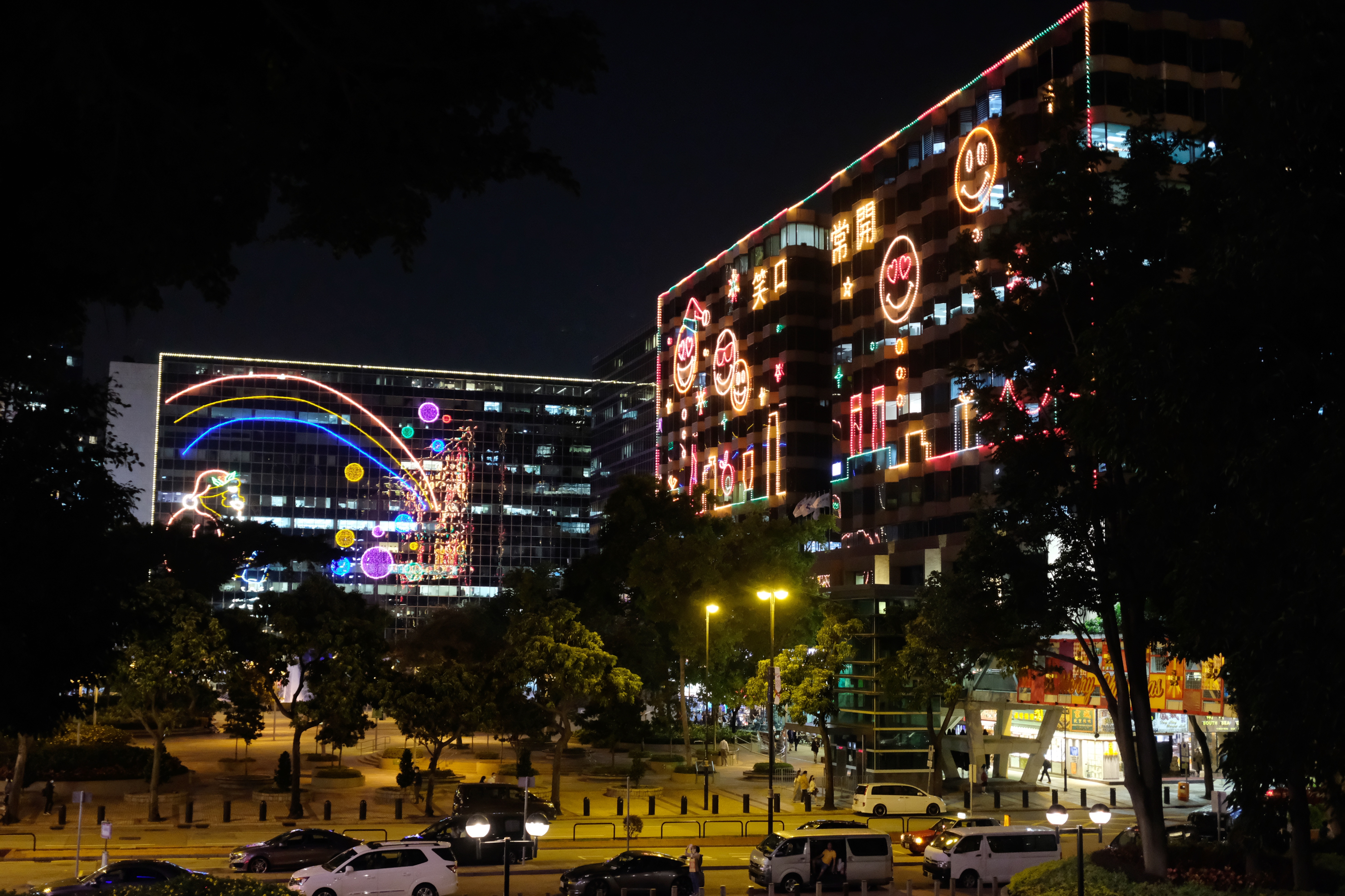 今年「閃爍尖東耀香江2020」活動特別以「樂享．同賞」為主題，商戶推出折扣，讓普羅大眾，均可於尖東體驗節日氣氛。（點新聞記者麥鈞傑攝）