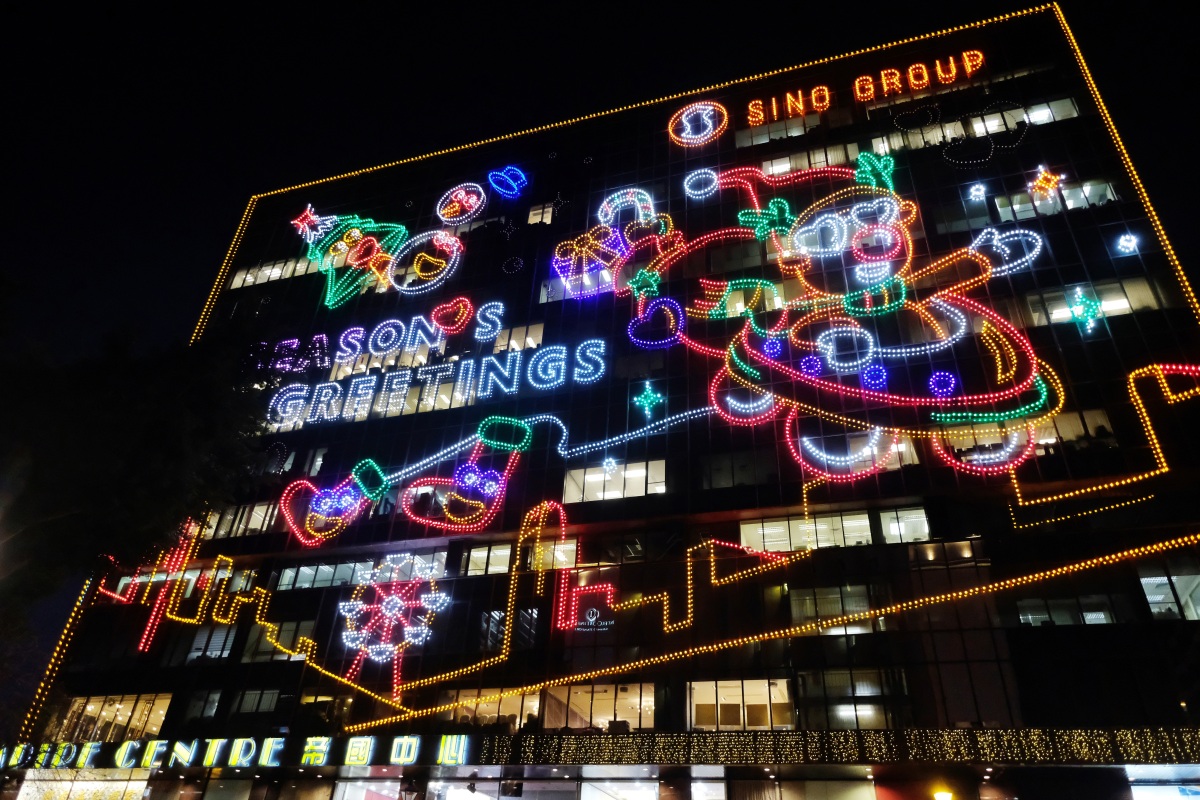 尖東各商場、酒店亦會掛上色彩繽紛的浪漫燈飾圖案，營造溫馨浪漫的氣氛。（點新聞記者麥鈞傑攝）