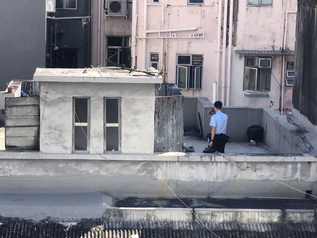 警方在天台搜證。（點新聞記者攝）