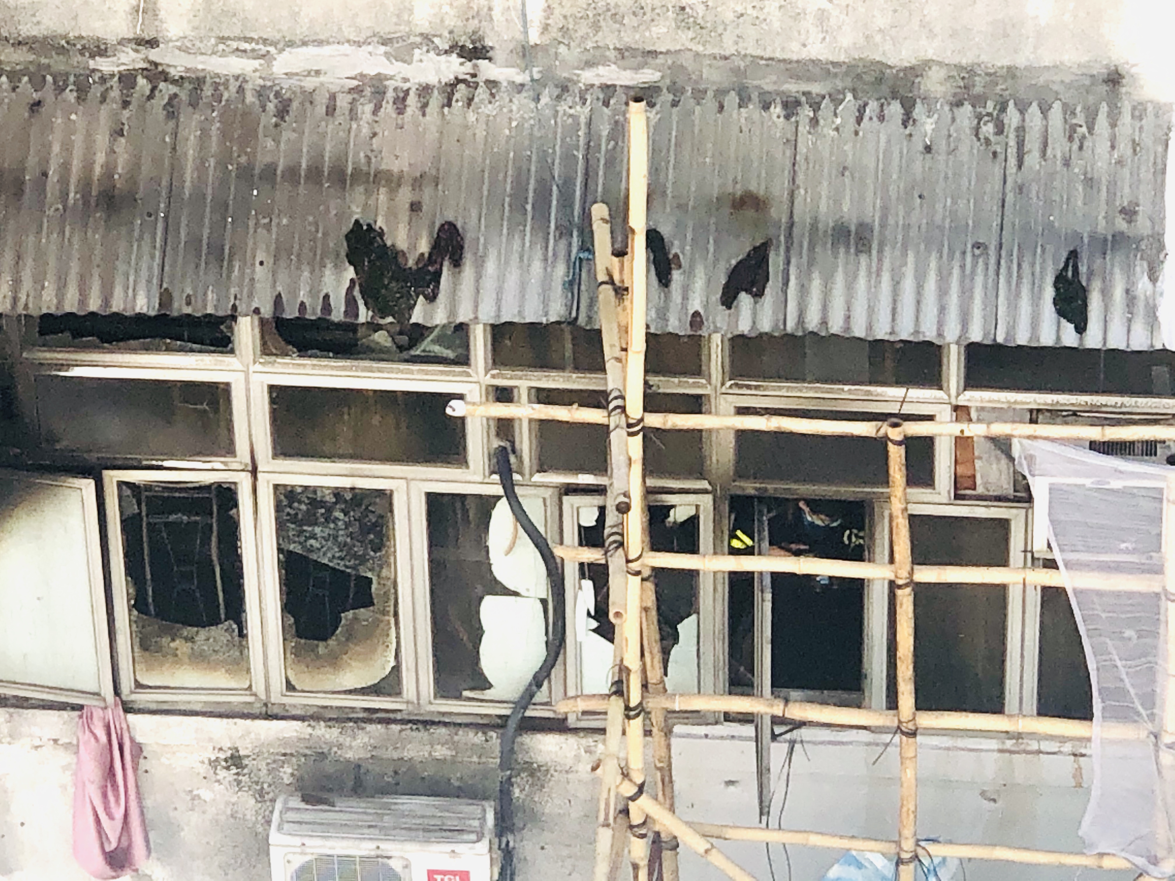 截至今日（16日）清晨，受傷送院的11人中，7名傷者仍然危殆，2人情況嚴重，1人轉為穩定，另1人已出院。今早大批警員在現場拍攝和搜証。（點新聞記者攝）