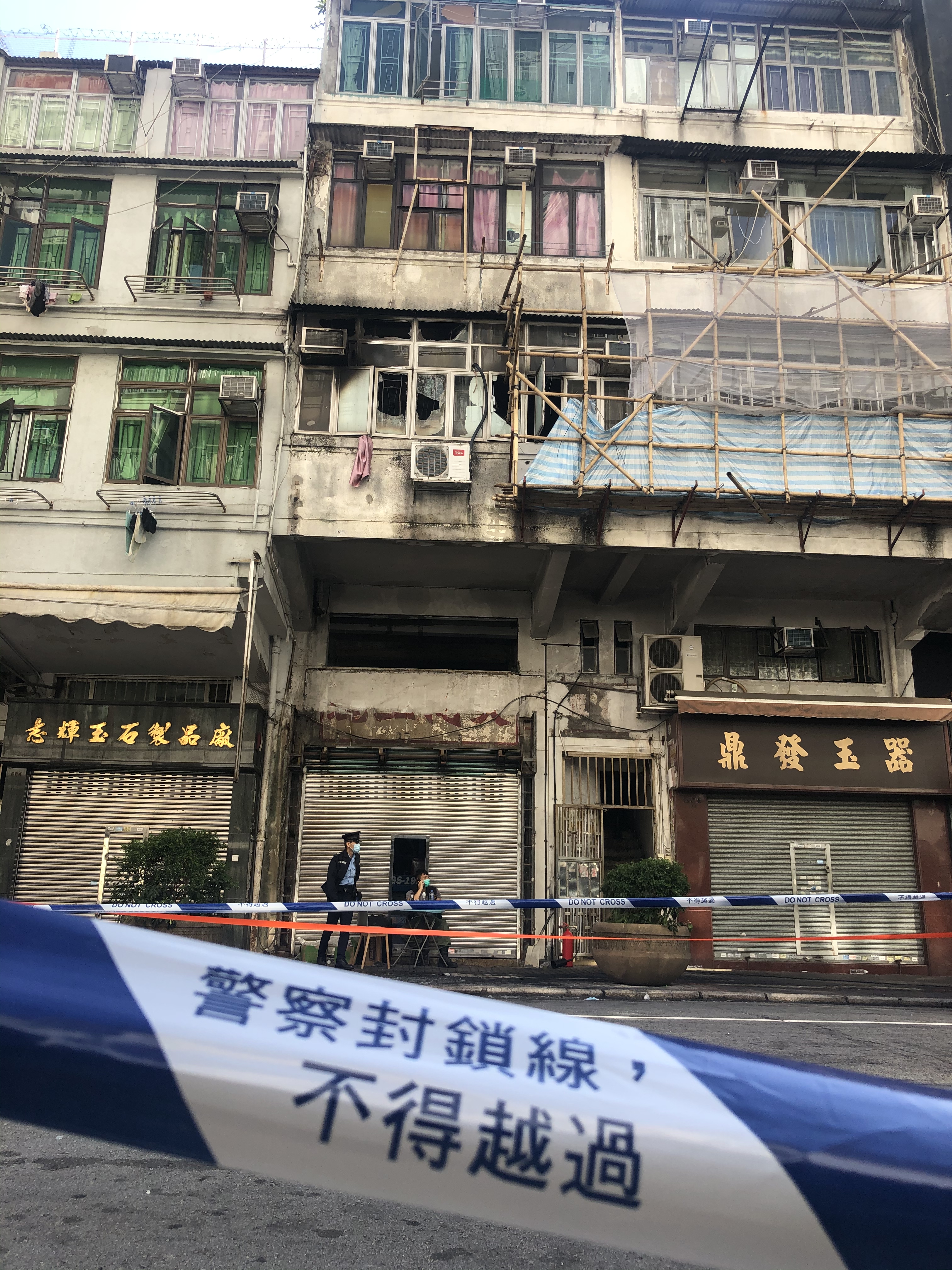 現場封鎖，穿黑衣的行政長官林鄭月娥今早上8時半左右到場視察，了解調查進展。（點新聞記者攝）