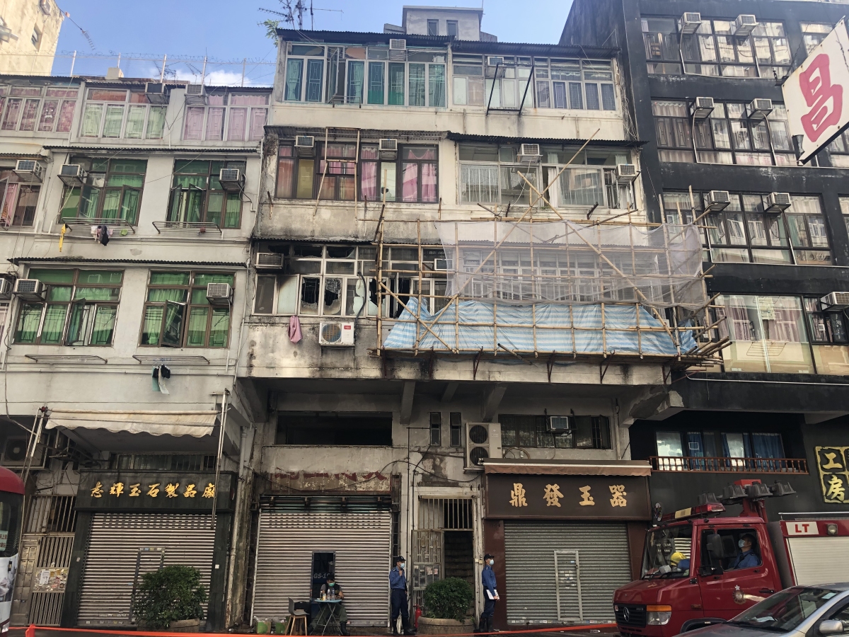 油麻地廣東道一幢唐樓昨(15日)晚發生大火，合共釀成至少18人死傷，4男3女傷重不治，年齡介乎9歲至40歲，當中包括一名9歲男童。（點新聞記者攝）