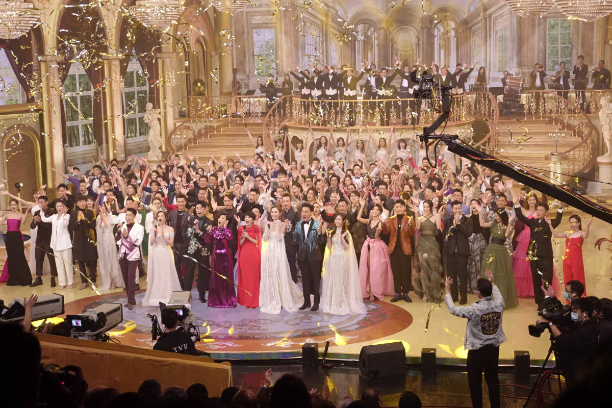 無綫台慶盛事《萬千星輝賀台慶》，今晚（19日）在將軍澳電視城舉行，逾200位藝人傾巢而出慶祝公司53周年，上下一心呈獻爆笑趣劇、勁歌熱舞，驚險環節等，眾星各展才藝為公司賀壽，並爭奪豐富獎金獎品，當晚送出總值53萬元的千足黃金和獎金。（點新聞記者攝）