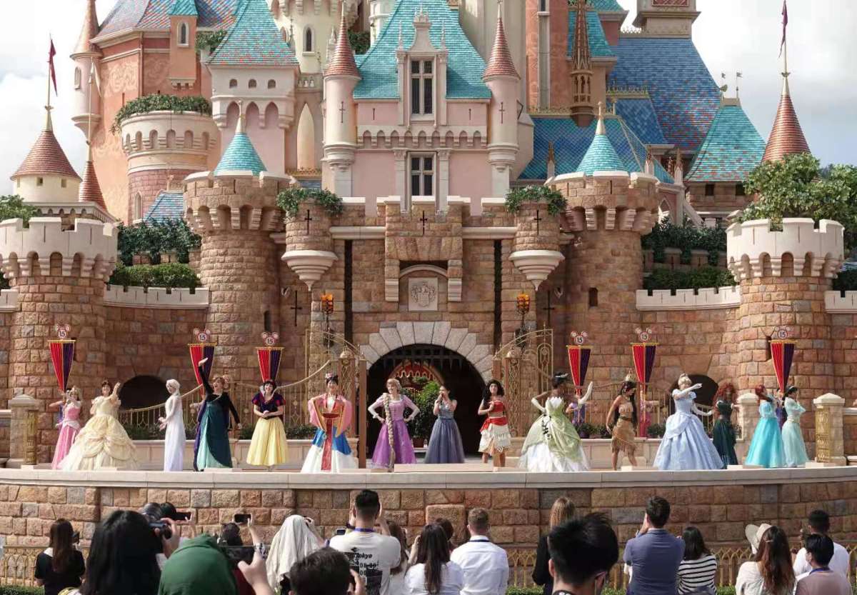 迪士尼演員們以經典卡通造型登台表演。（點新聞記者攝）