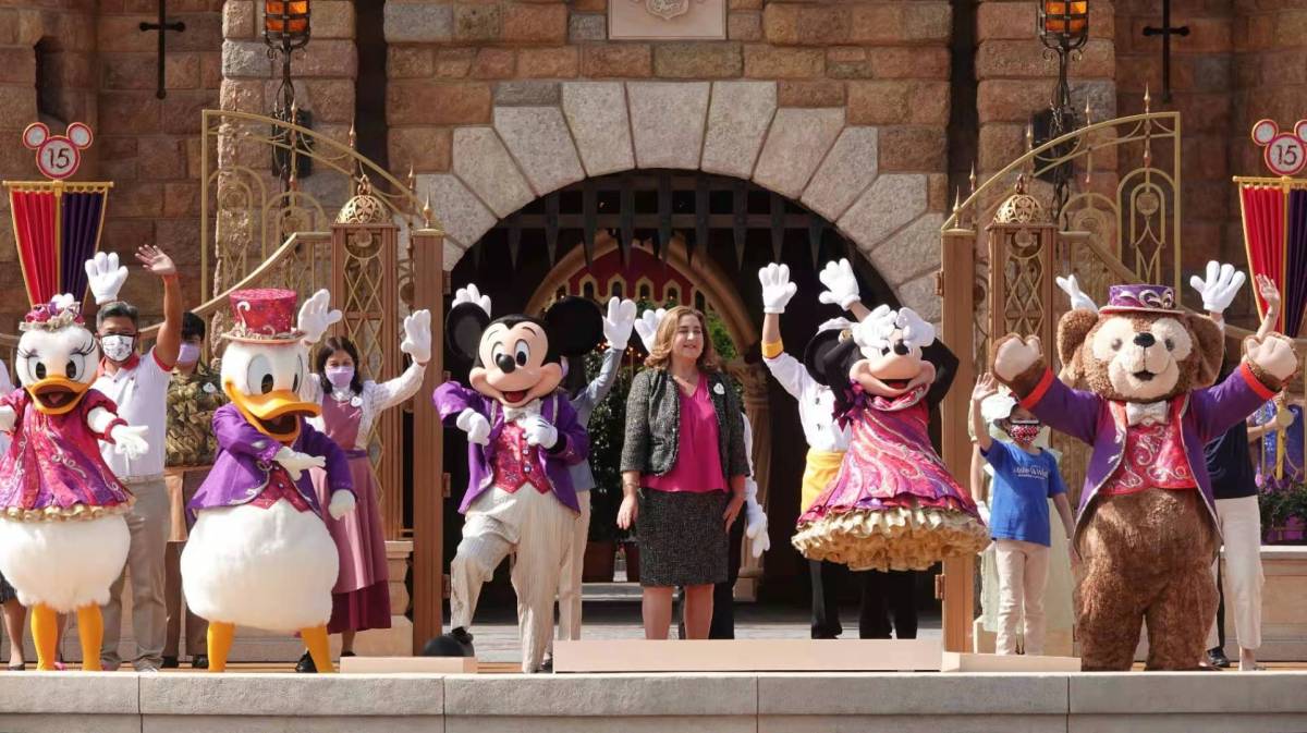 圖中間人物為香港迪士尼樂園度假區行政總裁楊善妮。（點新聞記者攝）