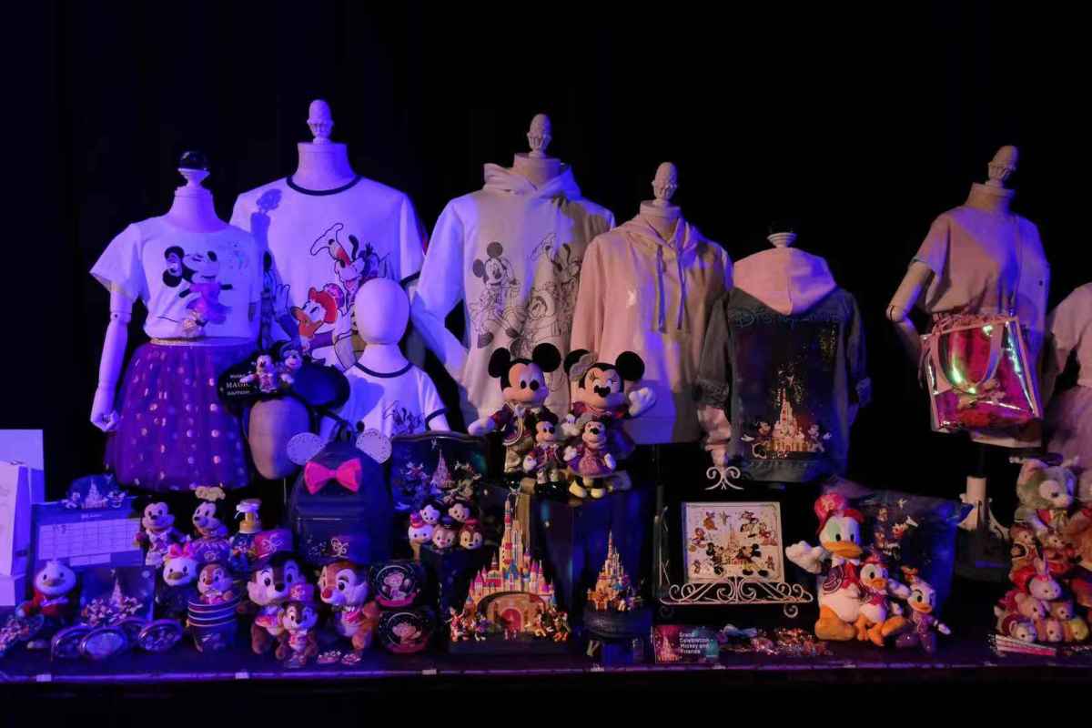 迪士尼紀念T恤和公仔。（點新聞記者攝）