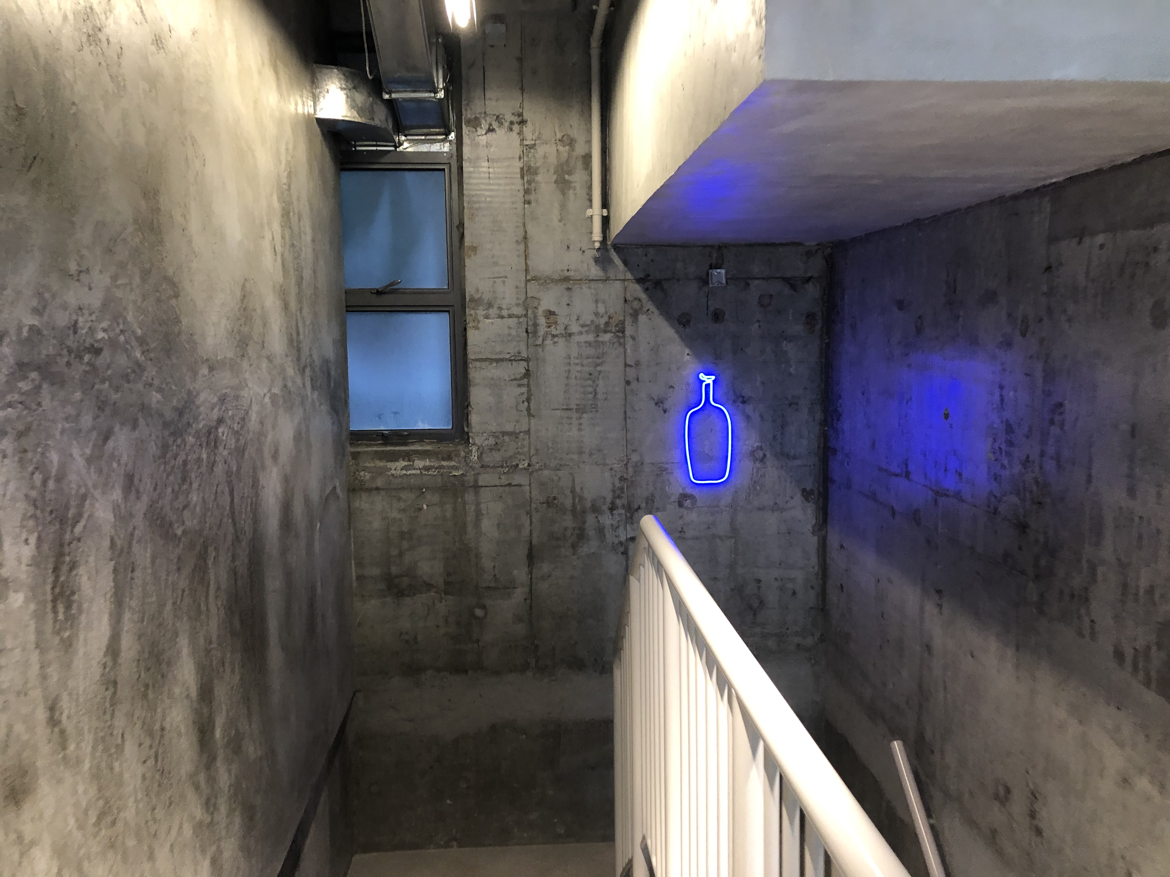 blue bottle店鋪外只見亮起的icon，十分亮眼。
