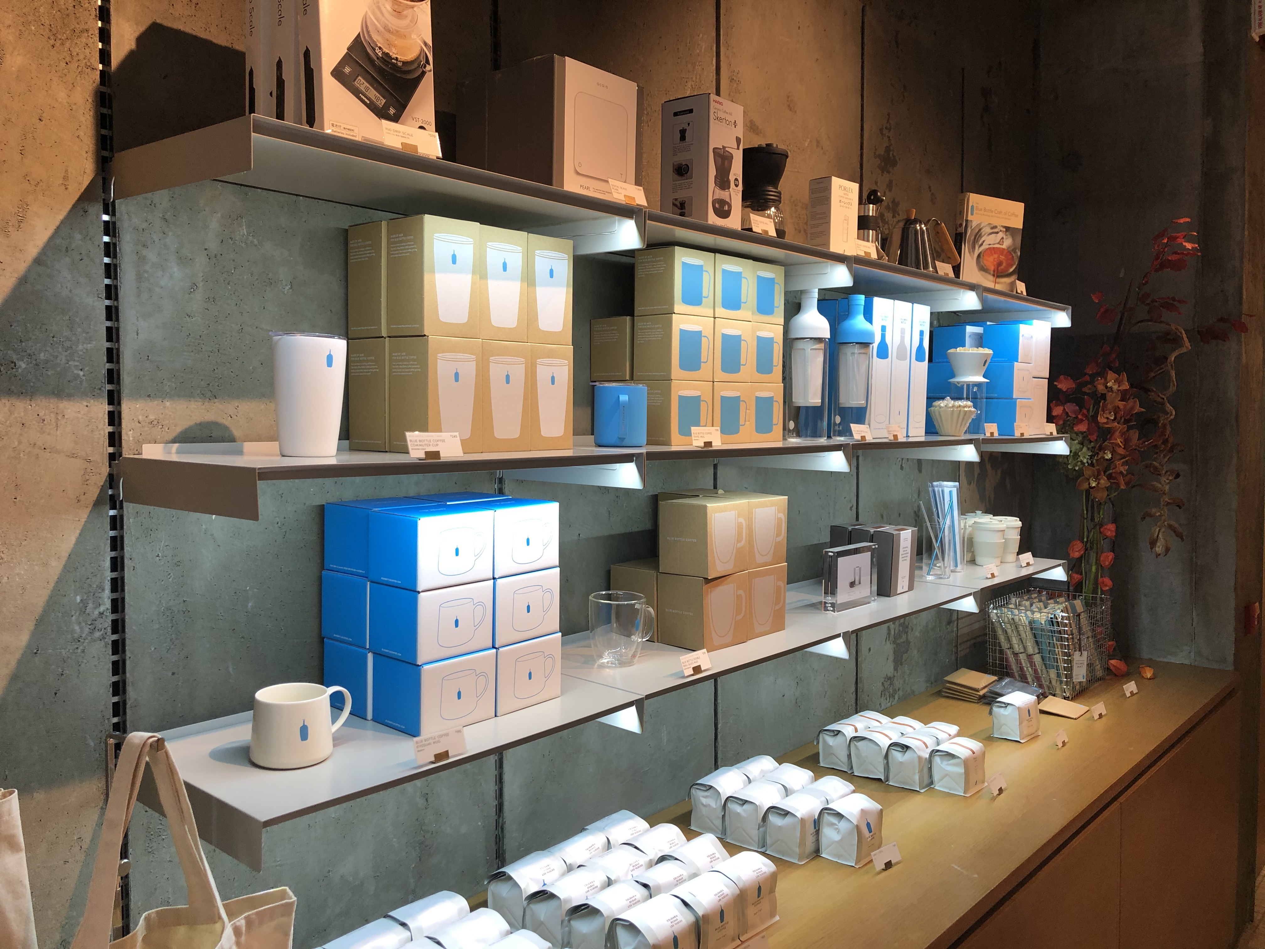 除了品嚐咖啡，相信你好關心店內有什麼精品可以選購。