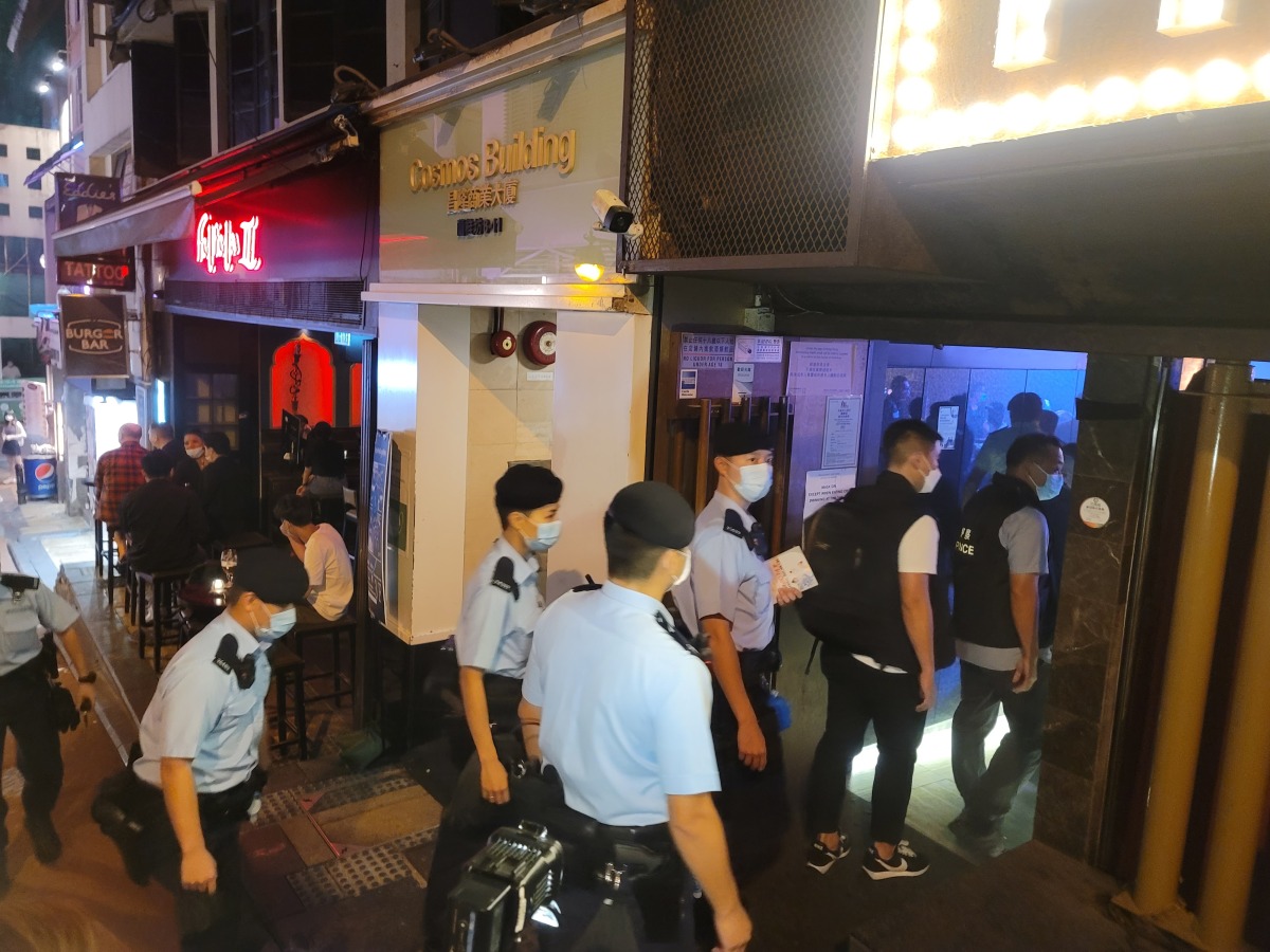 警員進入蘭桂坊一間酒吧。（點新聞記者何燊亮攝）