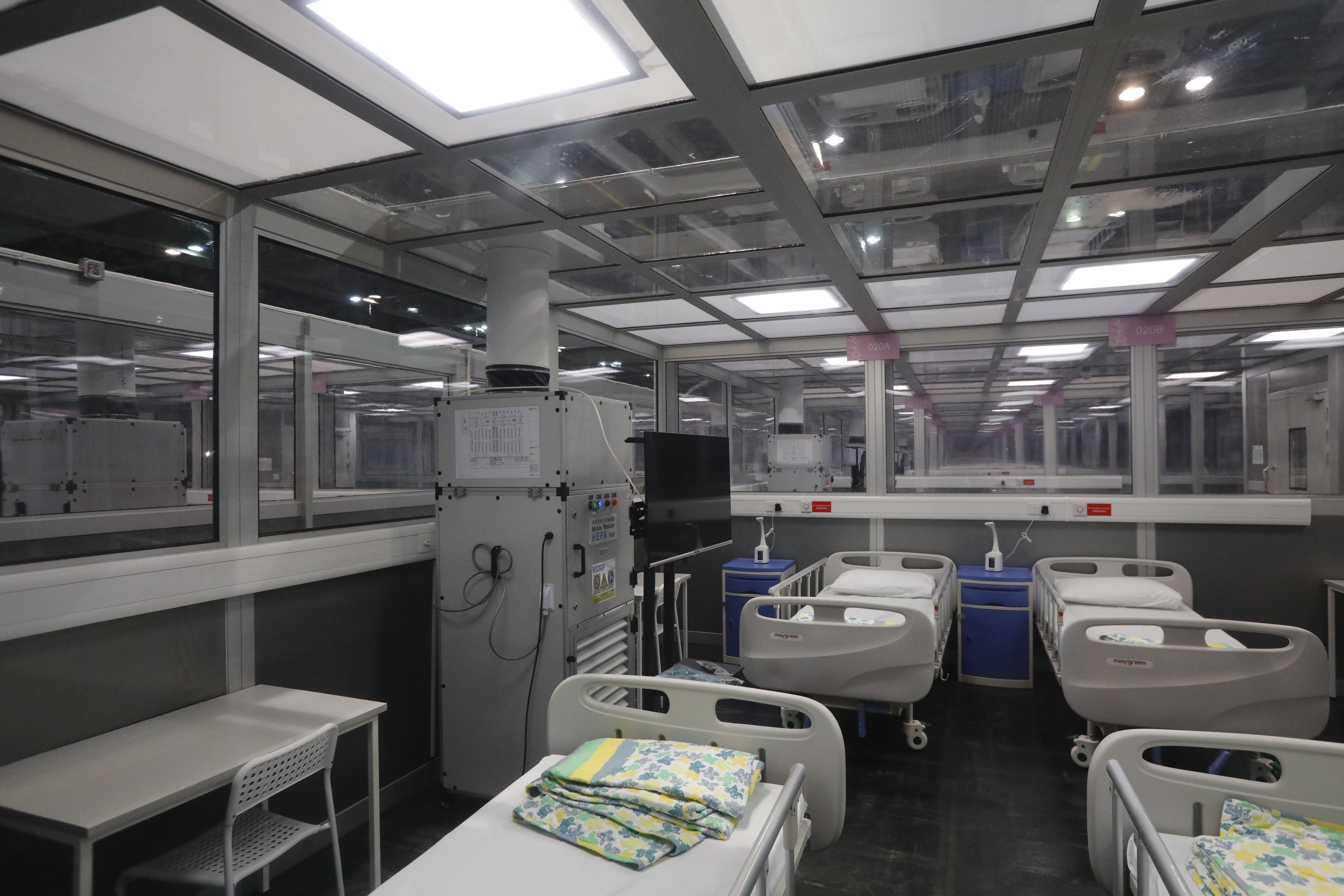 亞博館社區治療設施中的第8號及第10號館明日（3日）起接收新冠確診病人，兩館共可提供500張病床及20個負氣壓治療室。（點新聞記者攝）