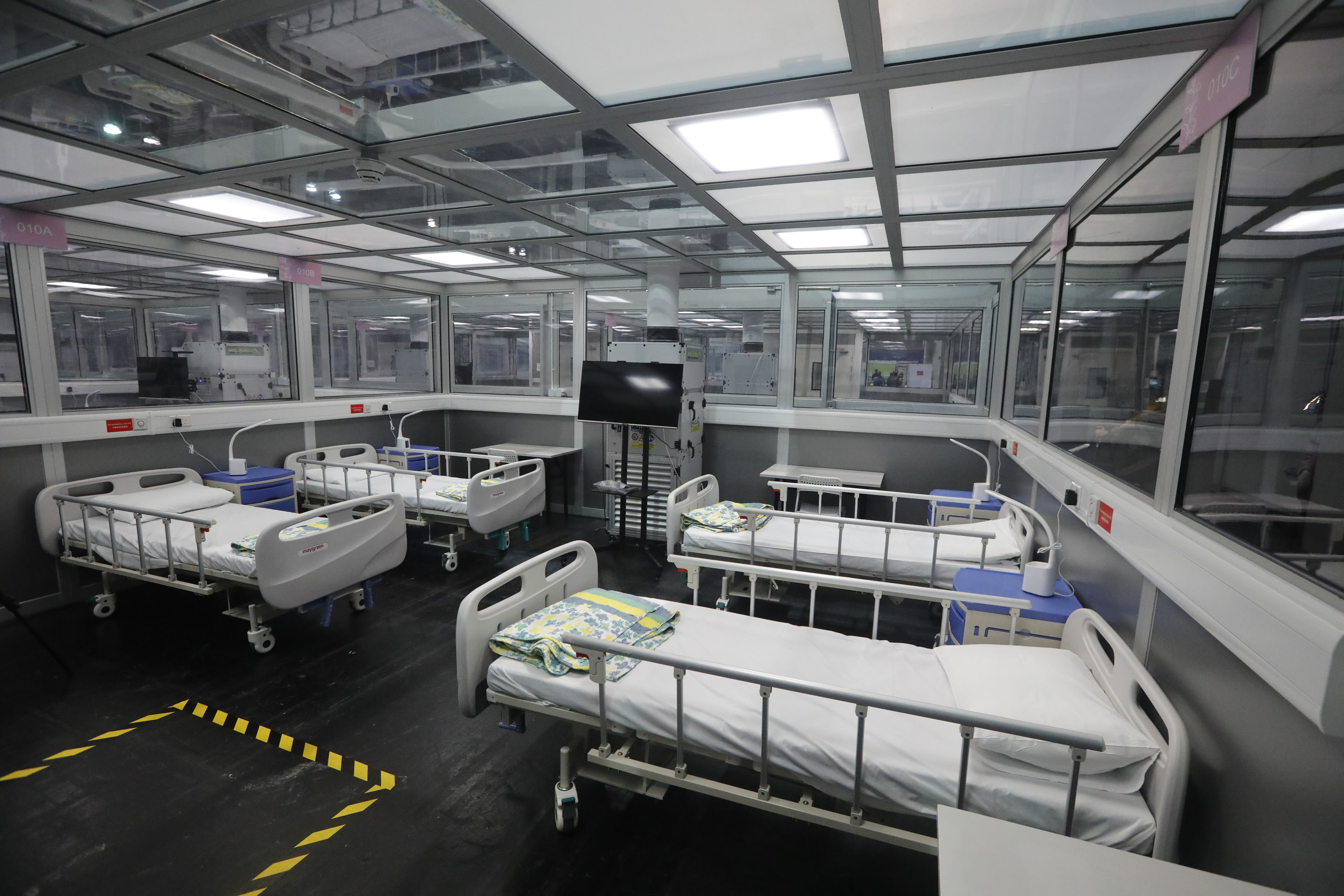 亞博館社區治療設施中的第8號及第10號館明日（3日）起接收新冠確診病人，兩館共可提供500張病床及20個負氣壓治療室。（點新聞記者攝）