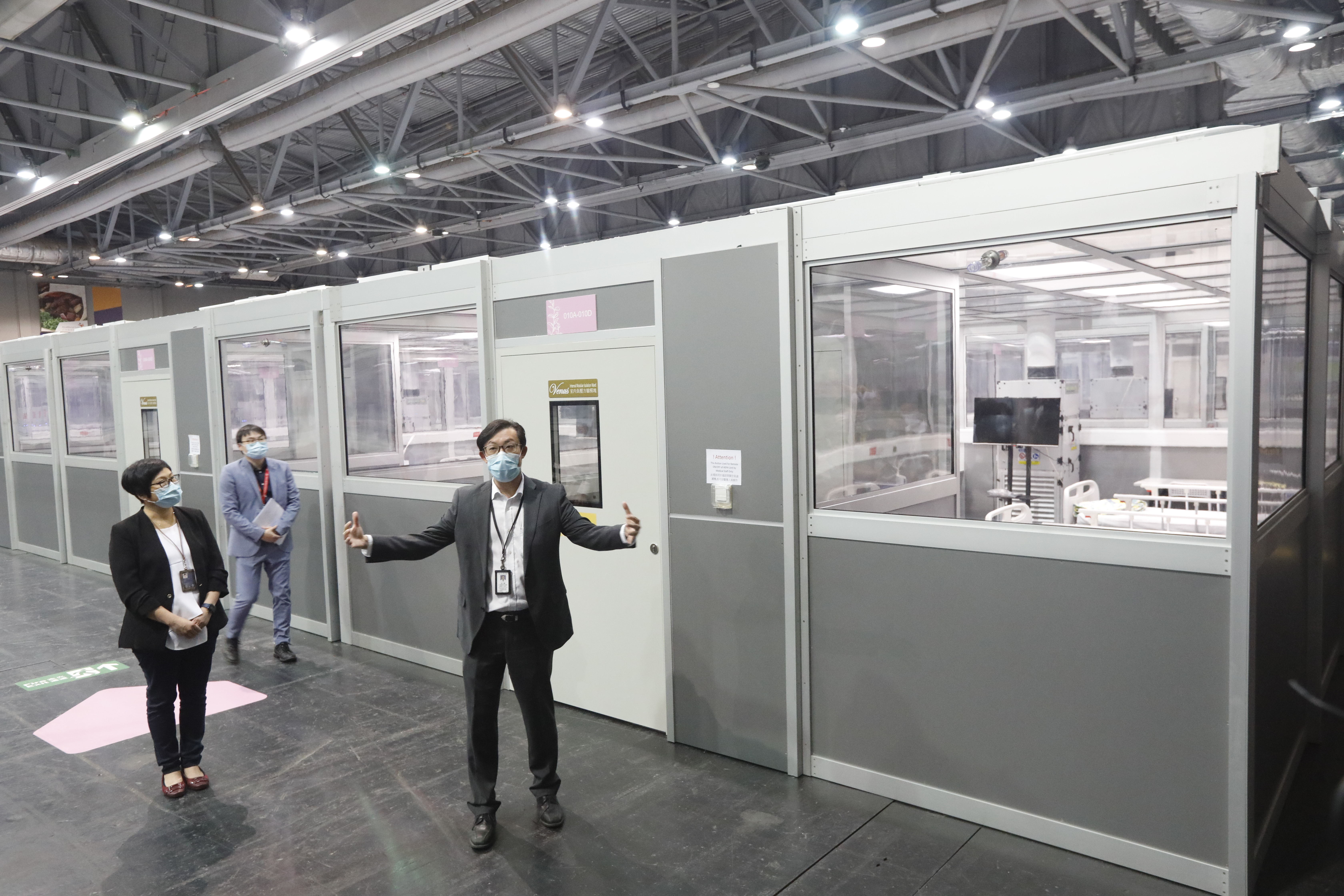 亞博館社區治療設施中的第8號及第10號館明日（3日）起接收新冠確診病人，兩館共可提供500張病床及20個負氣壓治療室。（點新聞記者攝）