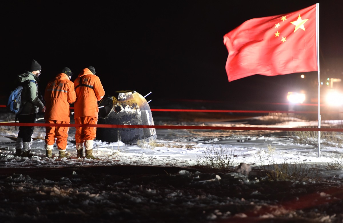 12月17日，嫦娥五號返回器攜帶月球樣本在內蒙古四子王旗預定區域安全着陸，探月工程嫦娥五號任務取得圓滿成功。（新華社）