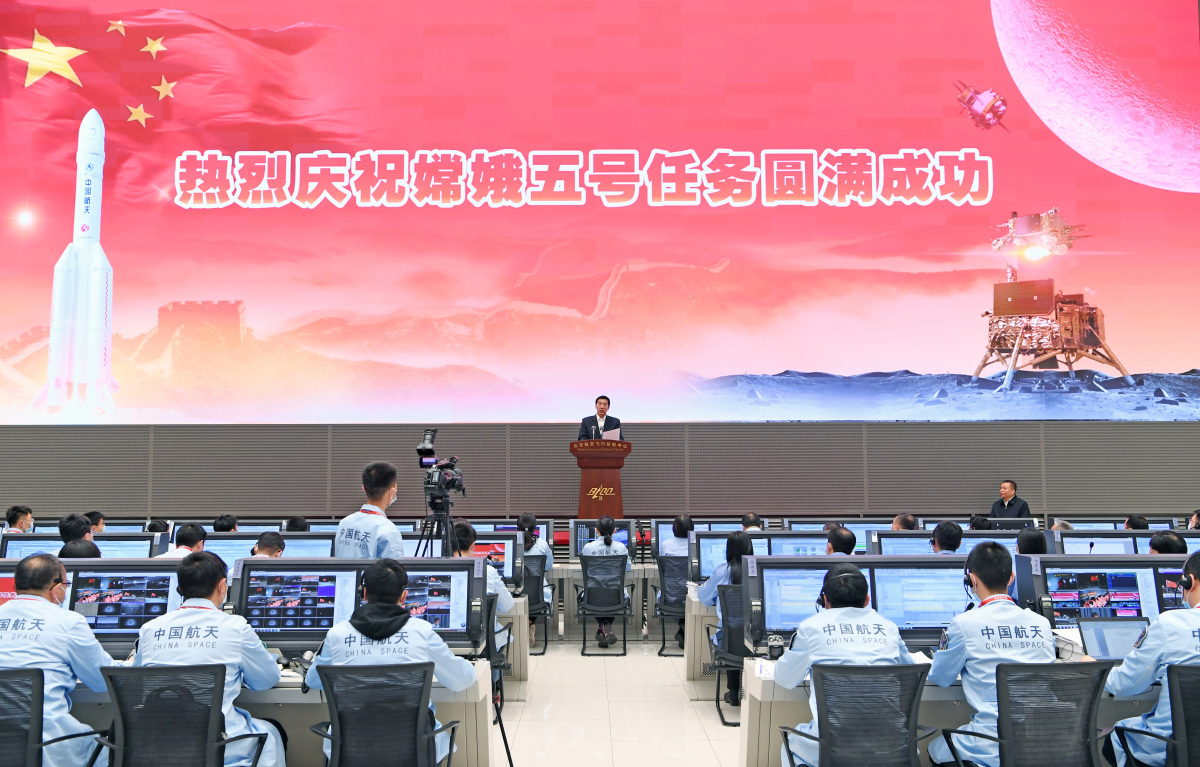 國家主席習近平發來賀電，向探月工程任務指揮部並參加嫦娥五號任務的全體工作人員致以熱烈的祝賀和誠摯的問候。圖為國務委員王勇在北京航天飛行控制中心嫦娥五號任務飛控現場宣讀習近平的賀電。（新華社）