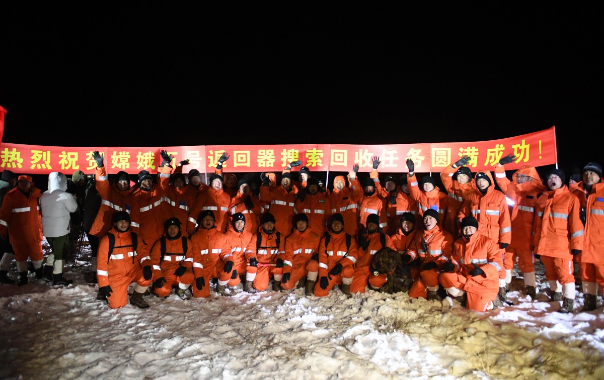 工作人員在現場慶祝嫦娥五號返回器任務取得圓滿成功。（新華社）
