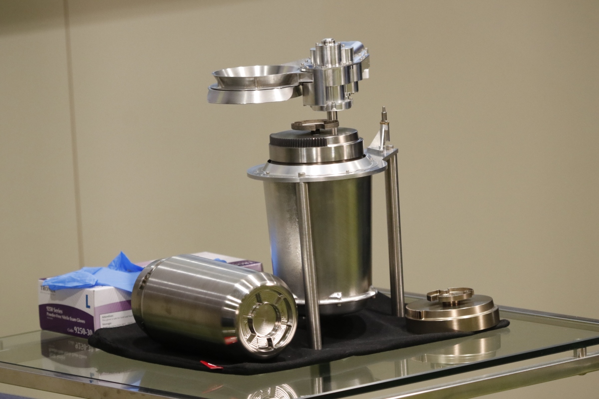 圖為理大研製的嫦五表取採樣執行裝置。（點新聞記者攝）