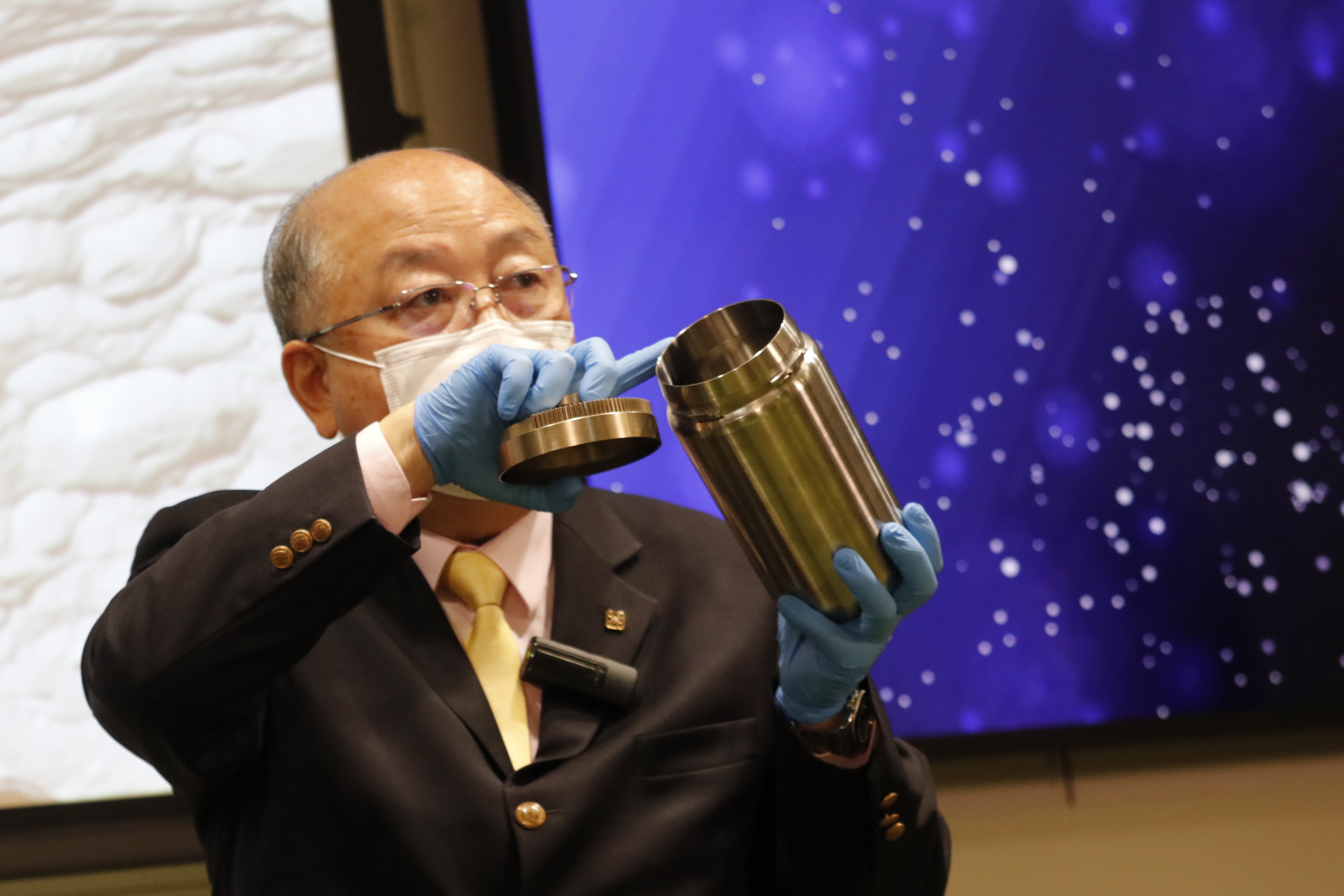 容啟亮介紹裝置部件。（點新聞記者攝）