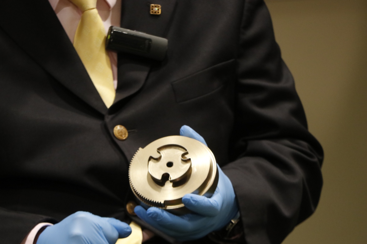 容啟亮展示裝置構造。（點新聞記者攝）