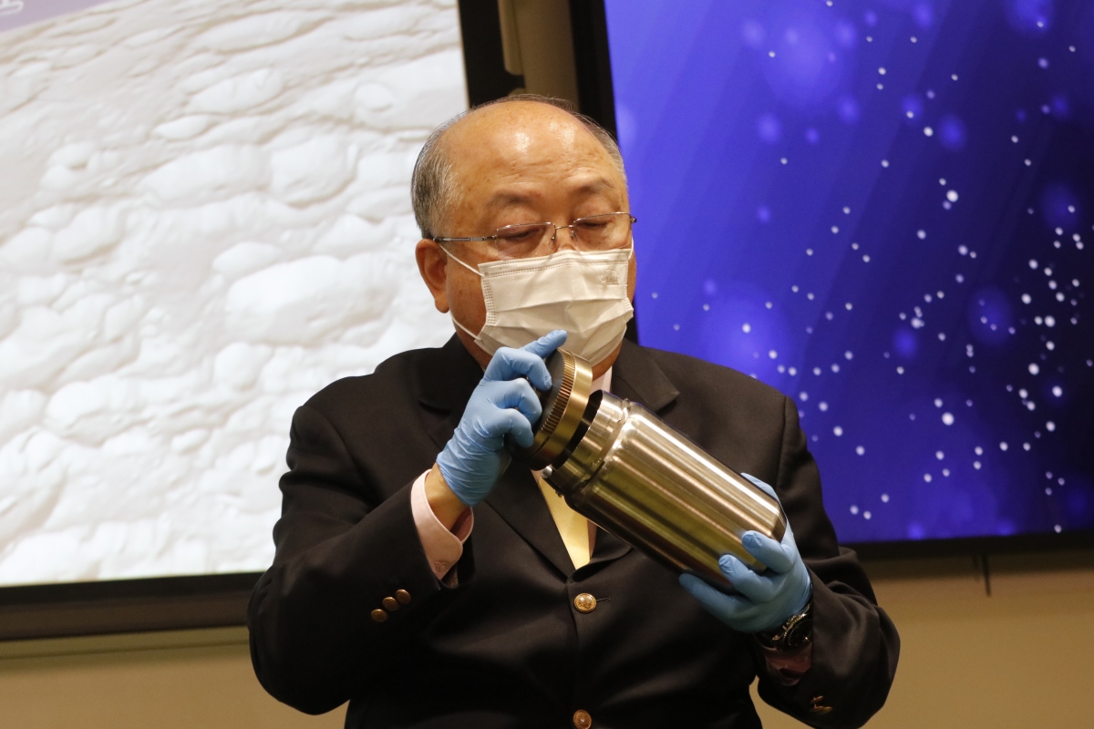 容啟亮指，裝置會在面向太陽的高温環境下運作，表面需要特別處理，令所吸收的熱能少於反射的熱能，即使被太陽照射，裝置亦不會變得熾熱；採樣器及近攝相機，設計上都能抵禦比起月球真實環境更高的温度。（點新聞記者攝）
