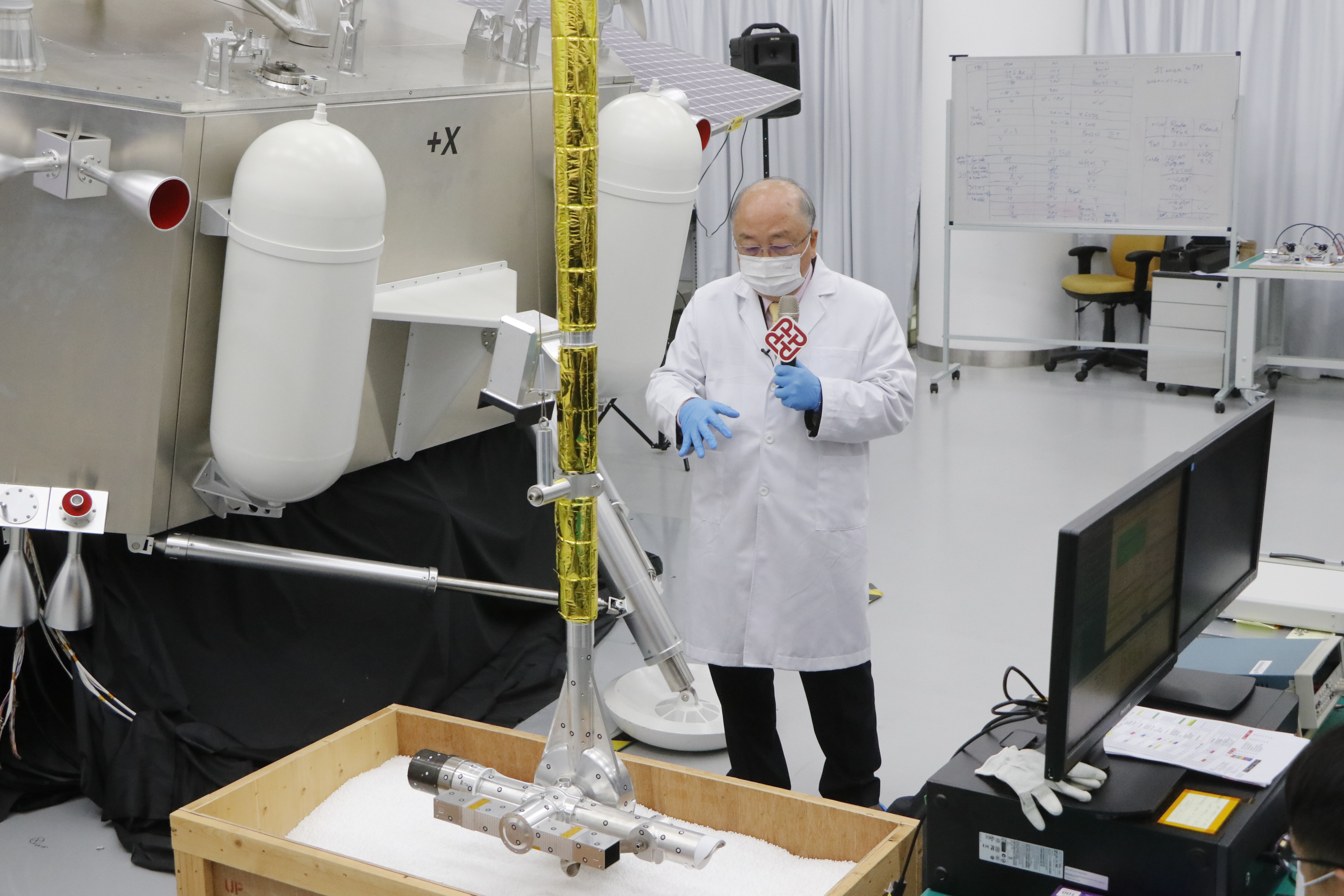 容啟亮進入實驗室向傳媒展示裝置運行。（點新聞記者攝）