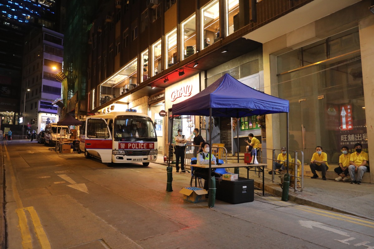 平安夜多路口有警察巡邏維持秩序。（點新聞記者李斯哲攝）