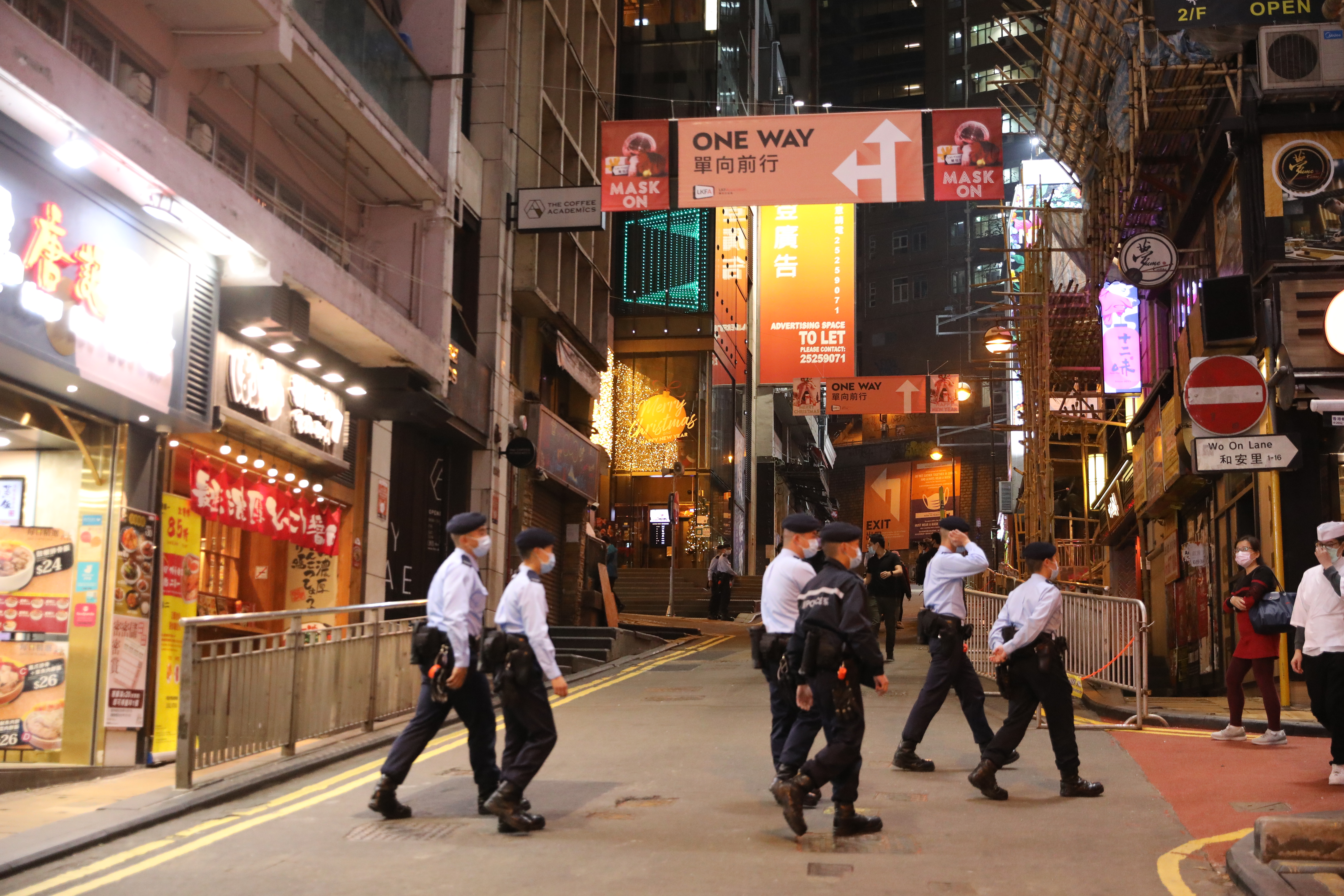 今日街上很多店舖都提早關門，令聖誕節日氣氛大不如前。（點新聞記者李斯哲攝）