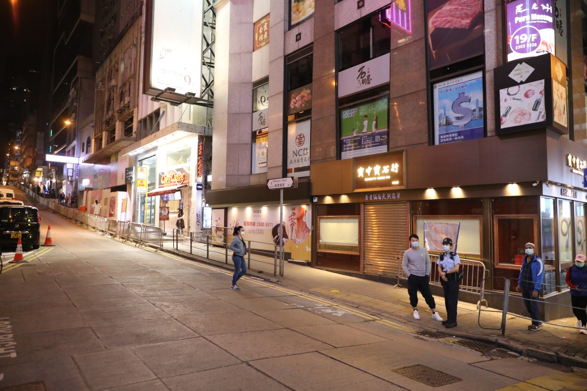 今年聖誕要在限聚令、禁晚市堂食下渡過，街上只有少量市民慶祝。（點新聞記者李斯哲攝）