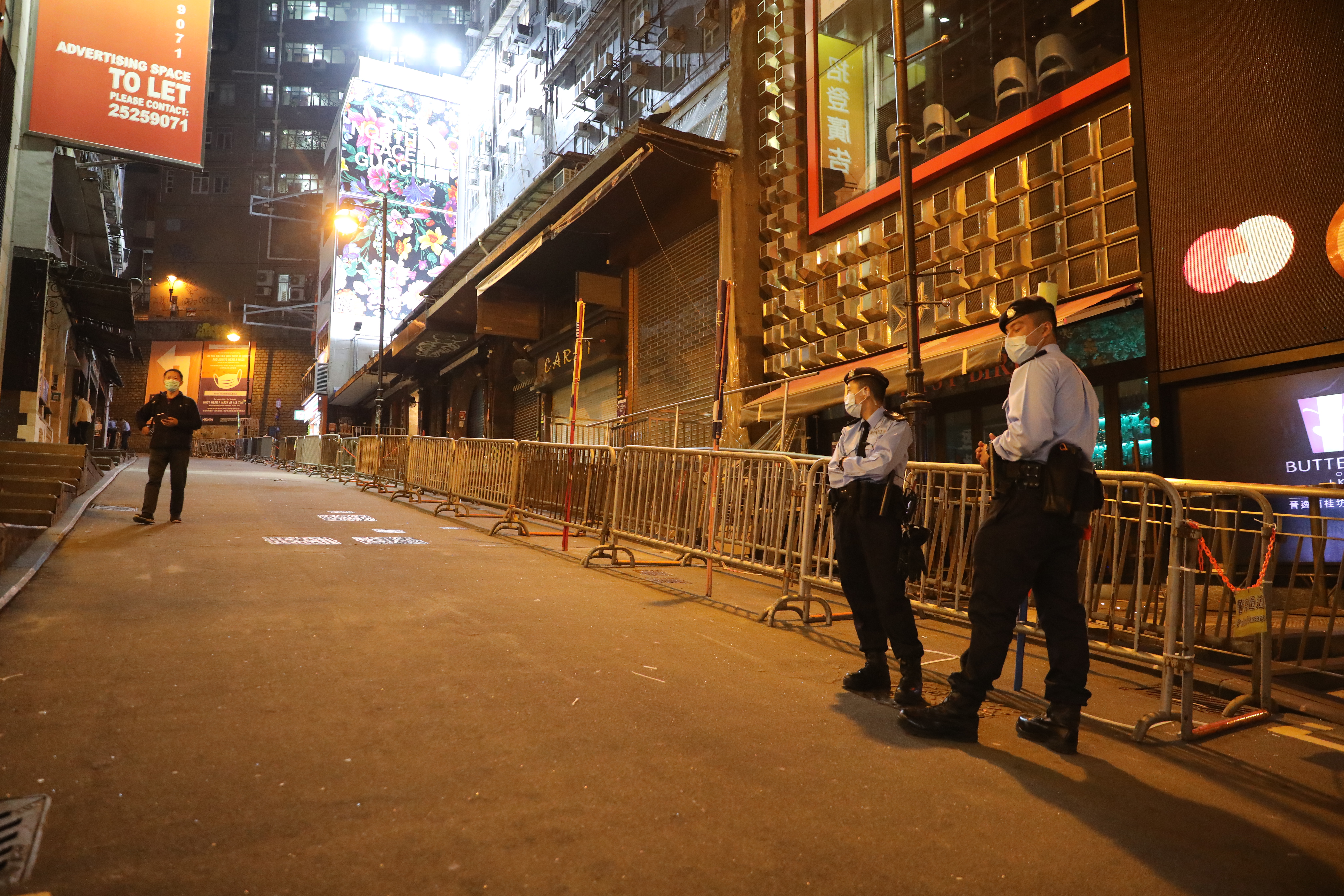 今日是平安夜，牌照事務署的工作人員到多個商廈巡查，查看有無場所違規營業。（點新聞記者李斯哲攝）