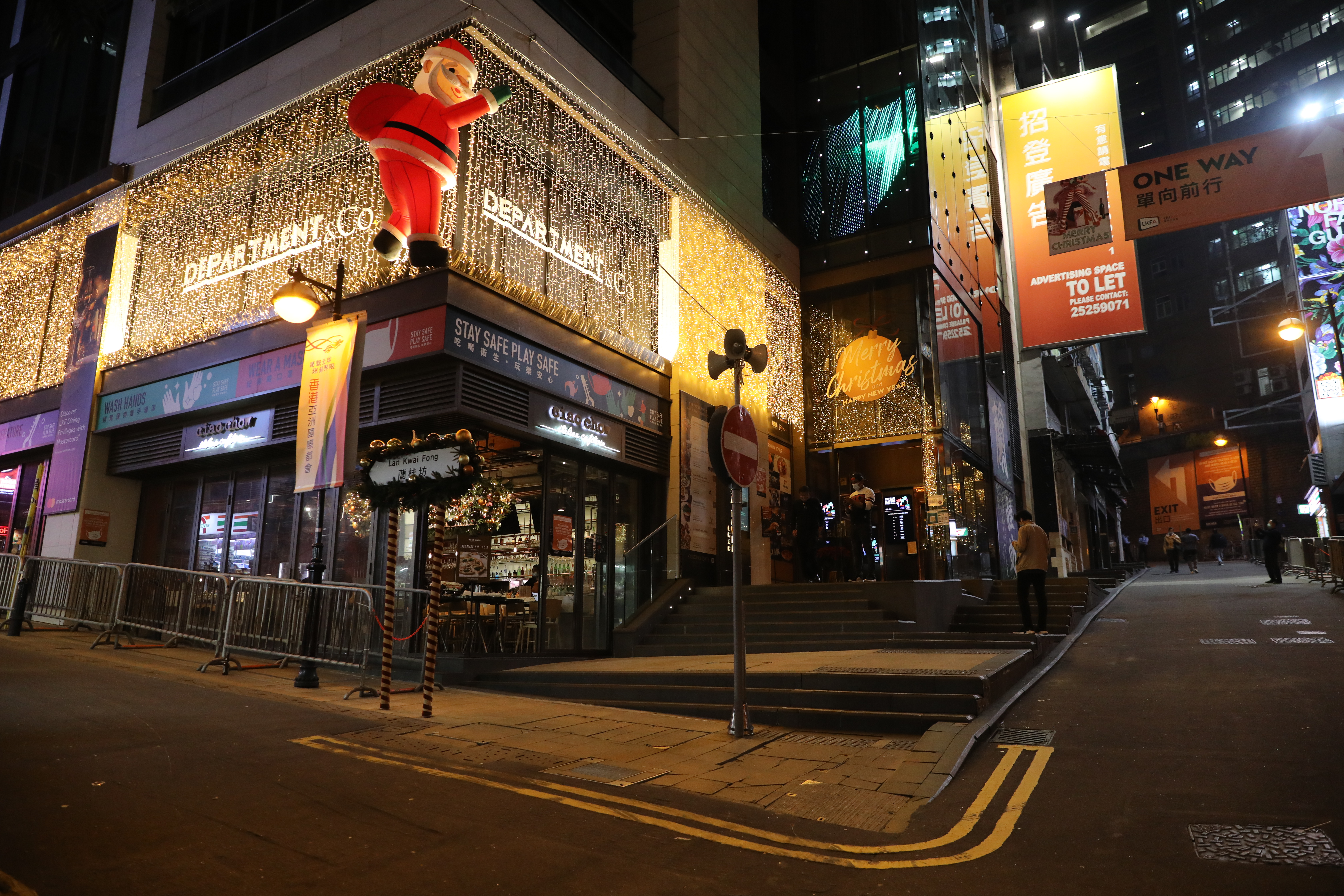 平安夜蘭桂坊街頭「水靜河飛」，酒吧停業，食肆禁堂食。（點新聞記者李斯哲攝）