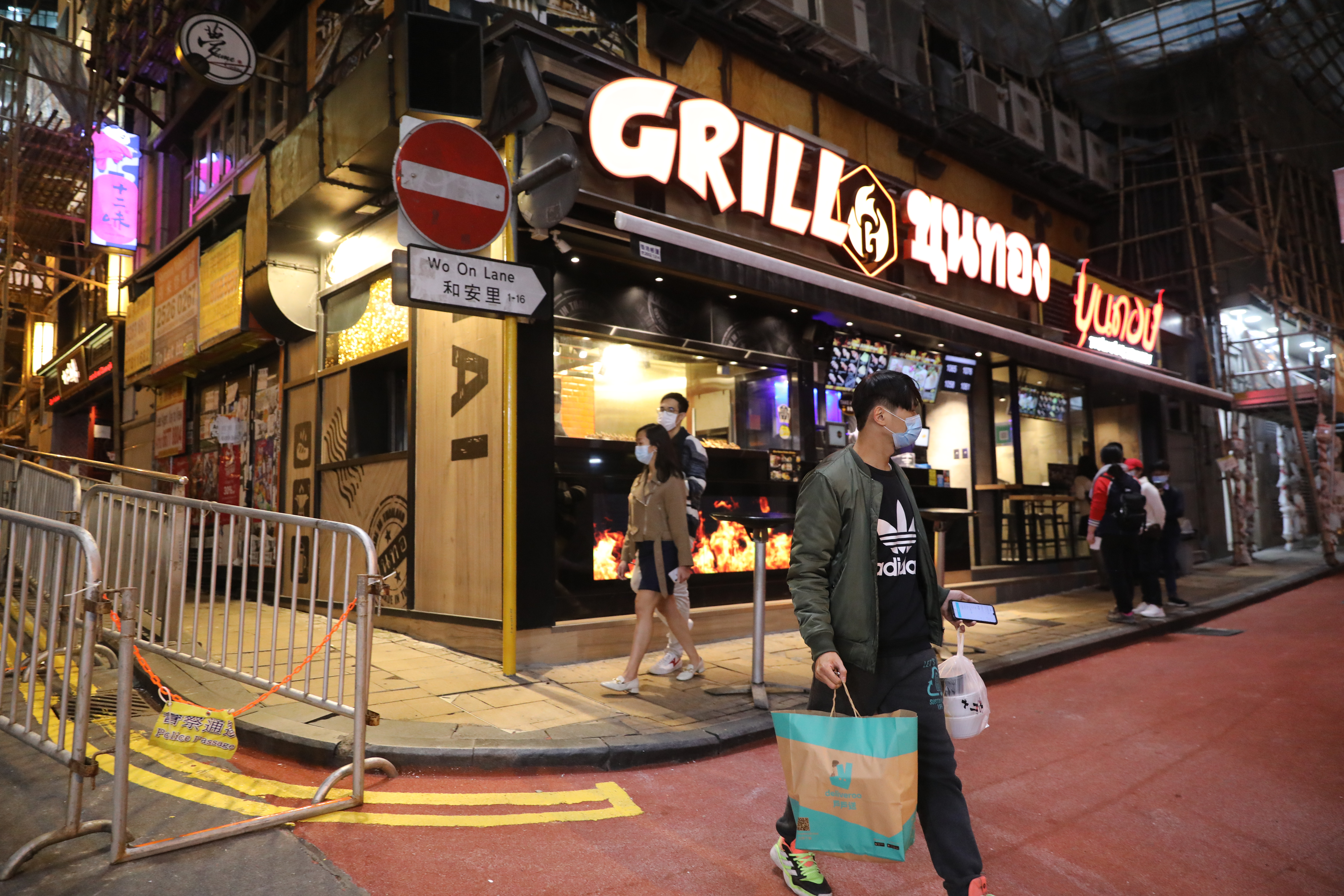 平安夜市面人影疏落，只有少數市民在閒逛。（點新聞記者李斯哲攝）